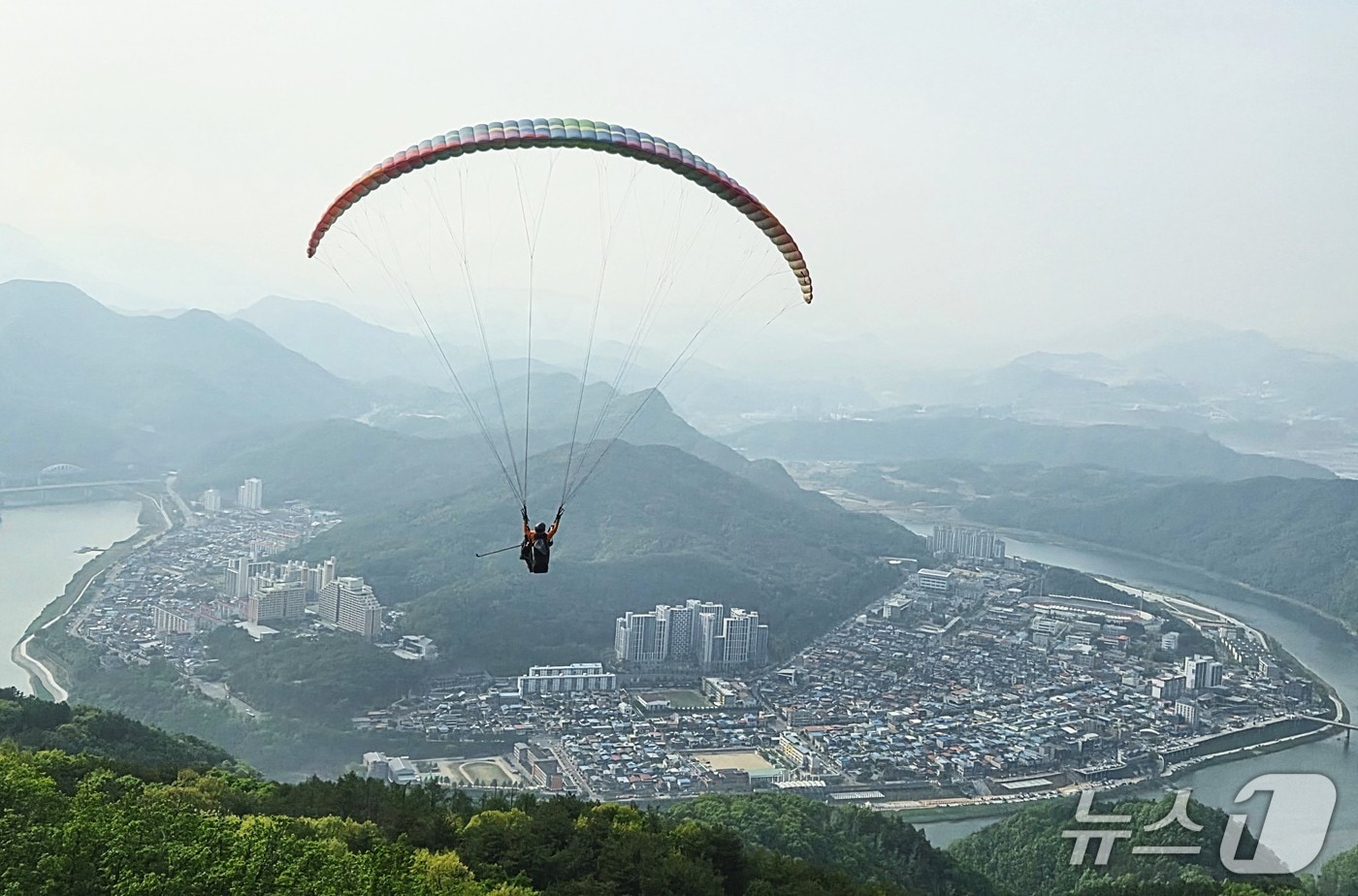  관광객들이 2일 오후 충북 단양군 양방산 활공장에서 패러글라이딩을 즐기고 있다. 양방산 정상에서 바라본 도시가 단양읍내다.026.5.2/뉴스1 손도언 기자