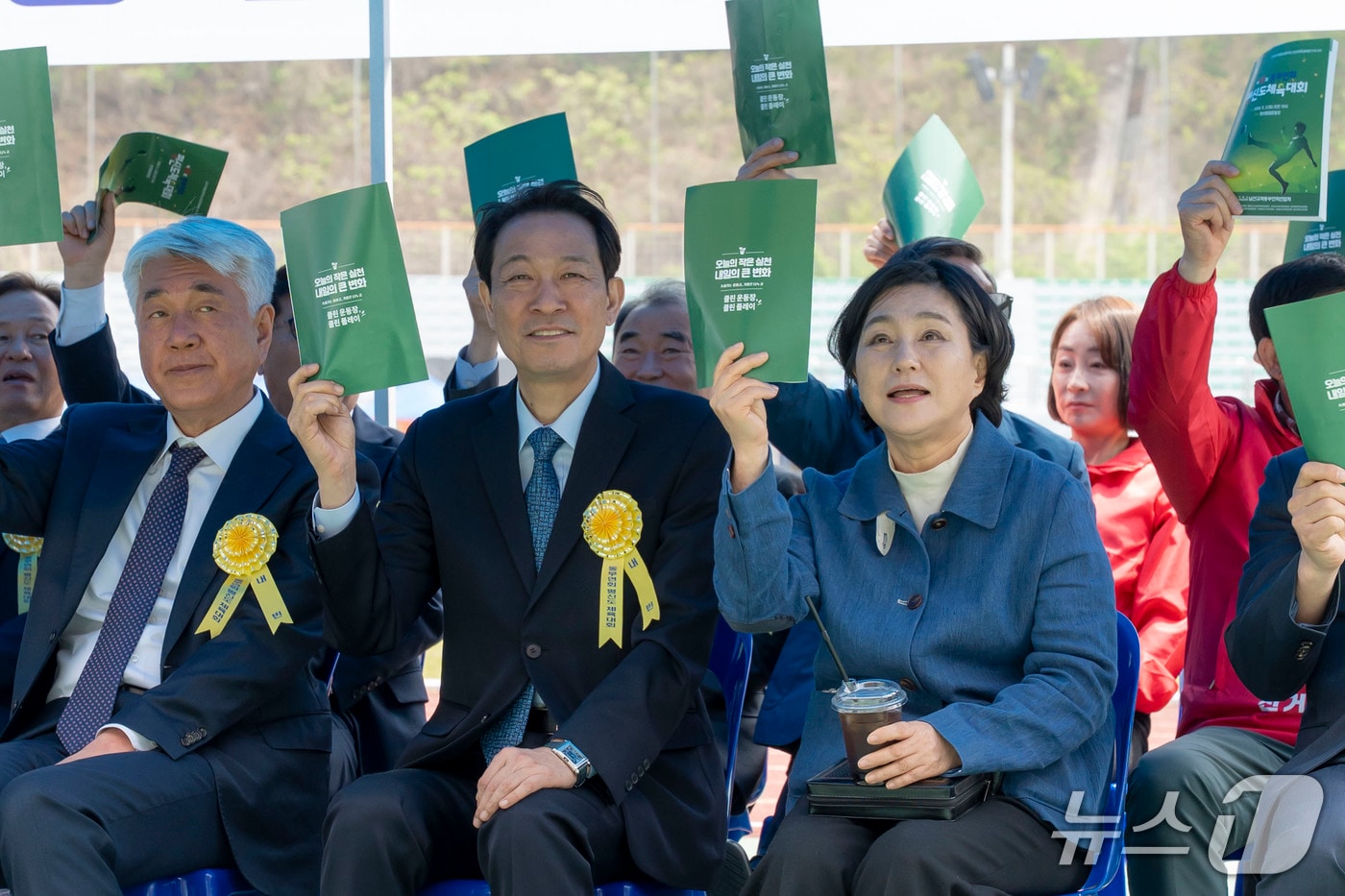 우상호 더불어민주당 강원특별자치도지사 예비후보가 2일 정선종합운동장에서 열린 제42회 동부연회 평신도체육대회에 참석했다.(우상호 후보 측 제공. 재판매 및 DB금지)/뉴스1
