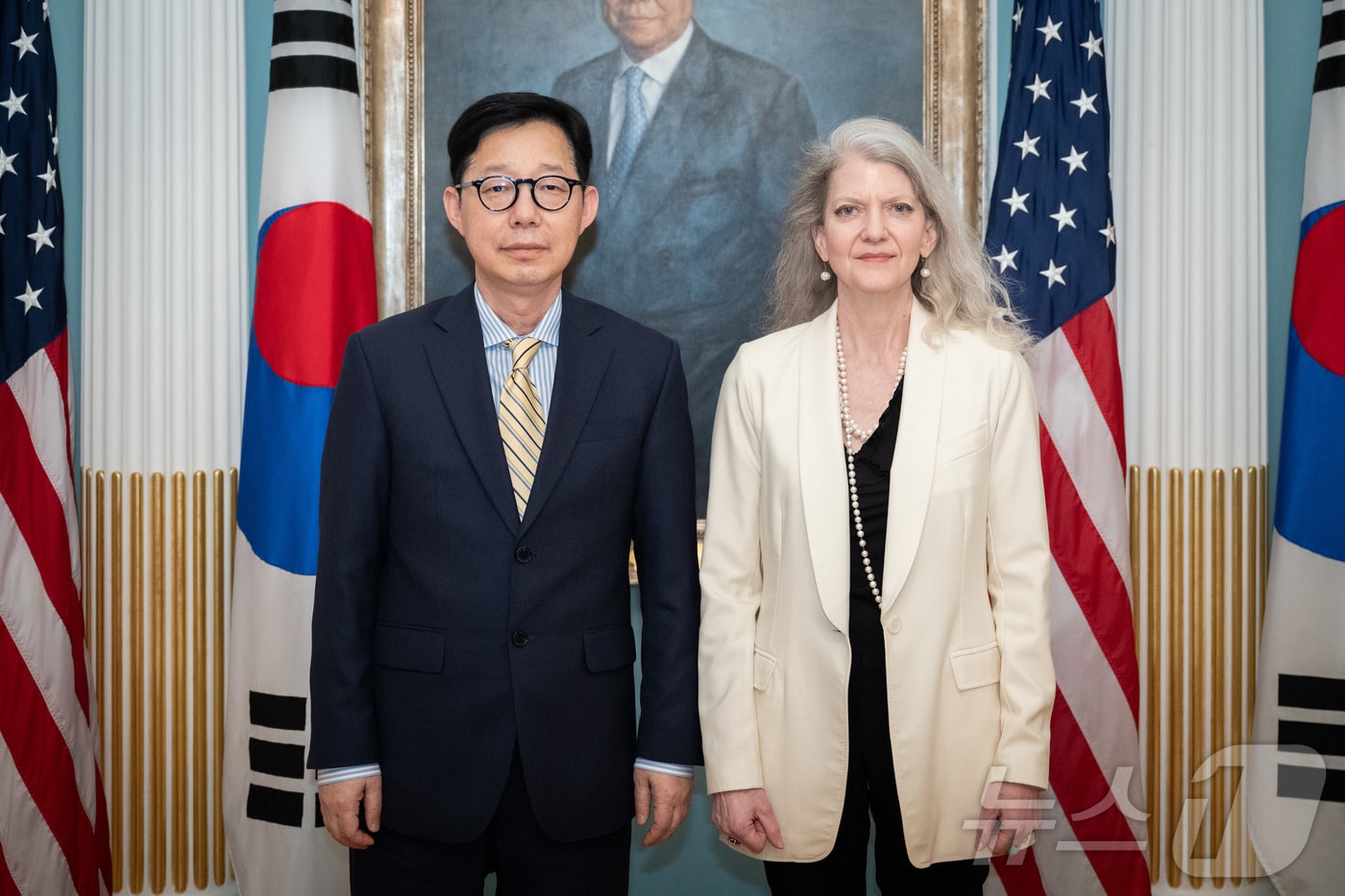 박윤주 외교부 1차관 19일(현지시간) 워싱턴DC 국무부 청사에서 앨리슨 후커 미 국무부 정무차관과 기념 촬영을 하고 있다.(외교부 제공, 재판매 및 DB금지) ⓒ 뉴스1 류정민 특파원