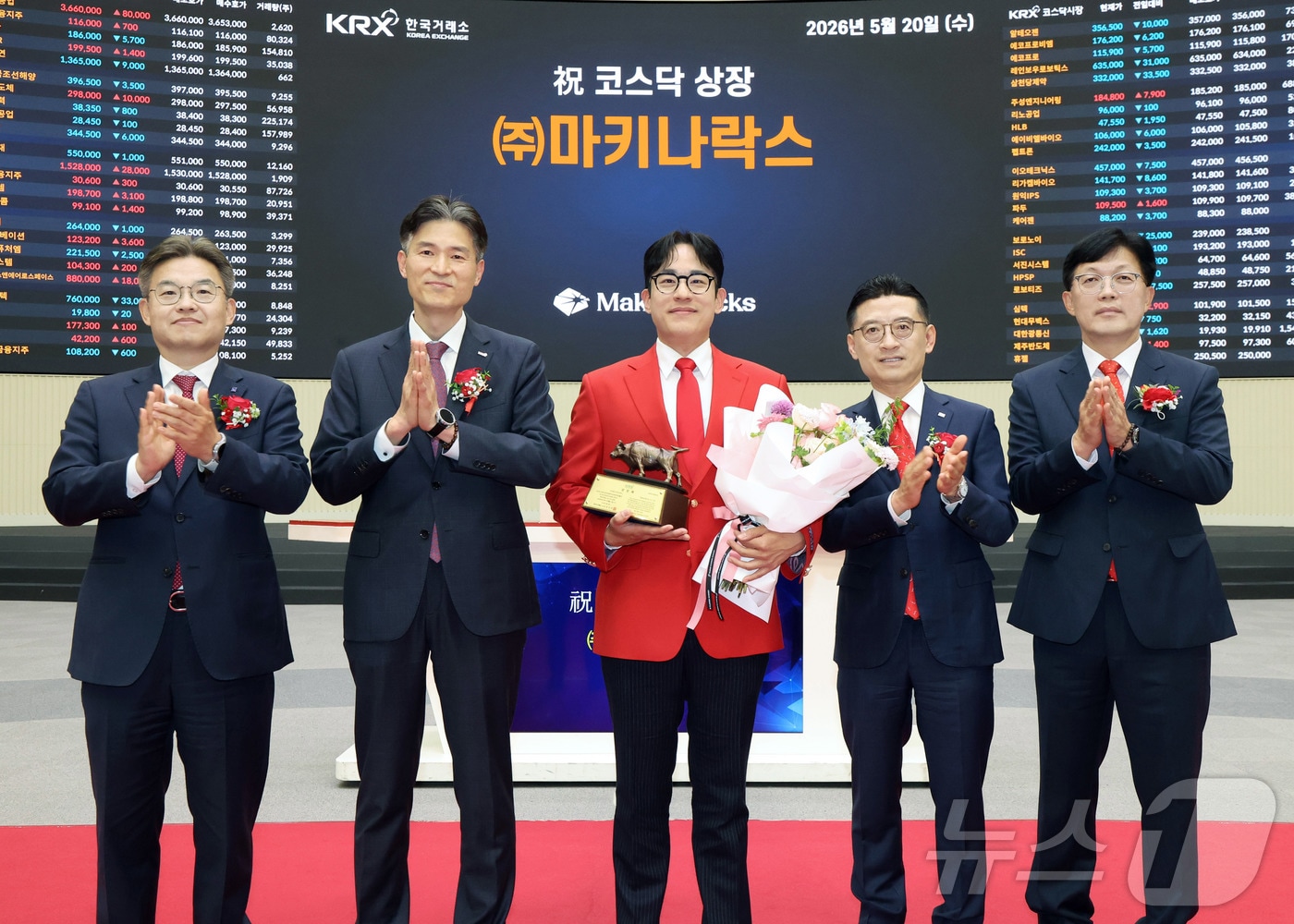 한국거래소 코스닥시장본부는 20일 오전 서울사옥 홍보관에서 마키나락스의 코스닥시장 상장기념식을 개최했다고 밝혔다. 사진은 상장 기념식 후 기념 사진 촬영하는 박종식 한국IR협의회 부회장, 민경욱 한국거래소 코스닥시장본부장, 윤성호 마키나락스 대표이사, 김미섭 미래에셋증권 대표이사, 안승근 코스닥협회 부회장의 모습. (한국거래소 제공. 재판매 및 DB 금지)