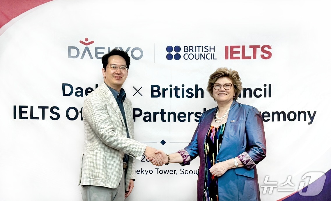 지난 19일 서울 관악구에 위치한 대교타워에서 진행된 대교-영국문화원 IELTS 공식 파트너 협력 체결식에서 강호준 대교 대표이사(왼쪽)와 사라 데브롤 주한영국문화원장이 기념사진을 촬영하고 있다.(대교 제공)