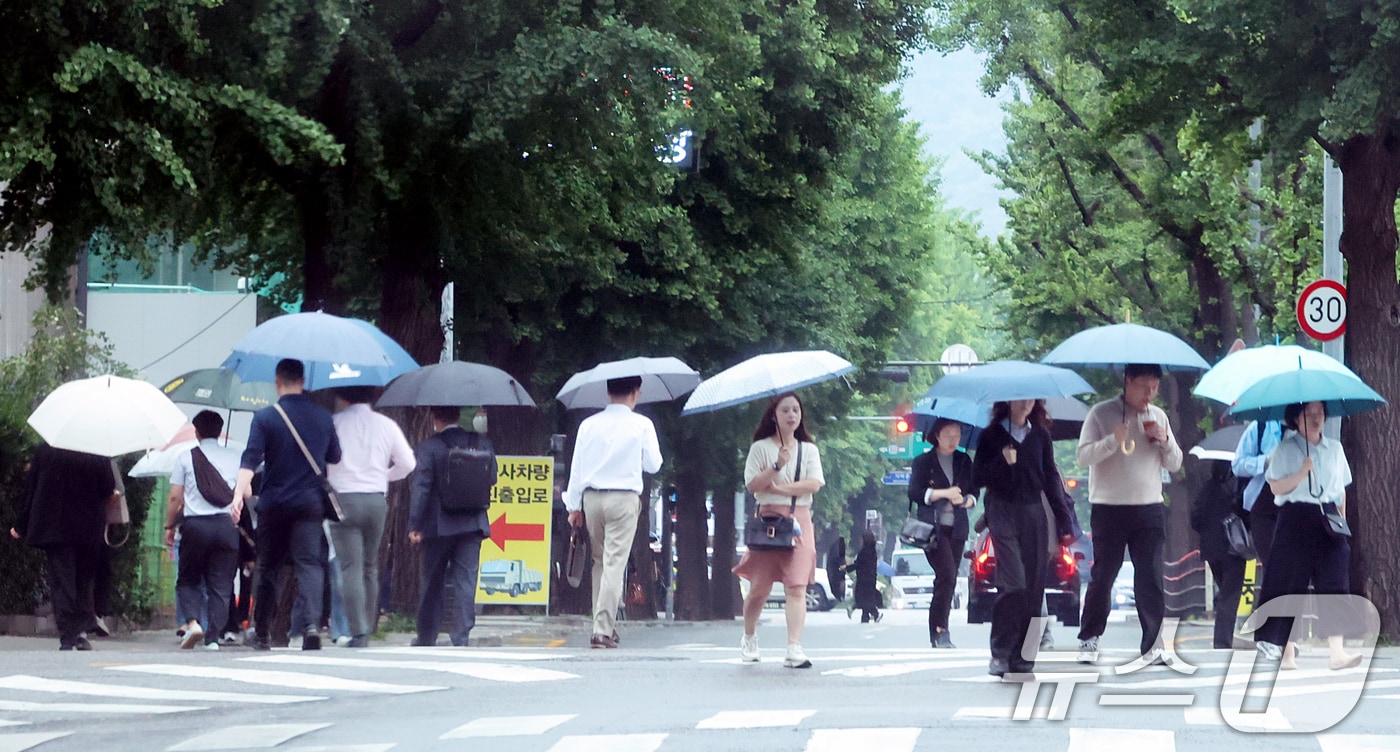 전국 대부분 지역에 비가 내린 지난 20일 오전 서울 중구 시청 인근에서 시민들이 우산을 쓴 채 출근길 발걸음을 옮기는 모습 2026.5.20 ⓒ 뉴스1 조연우 인턴기자