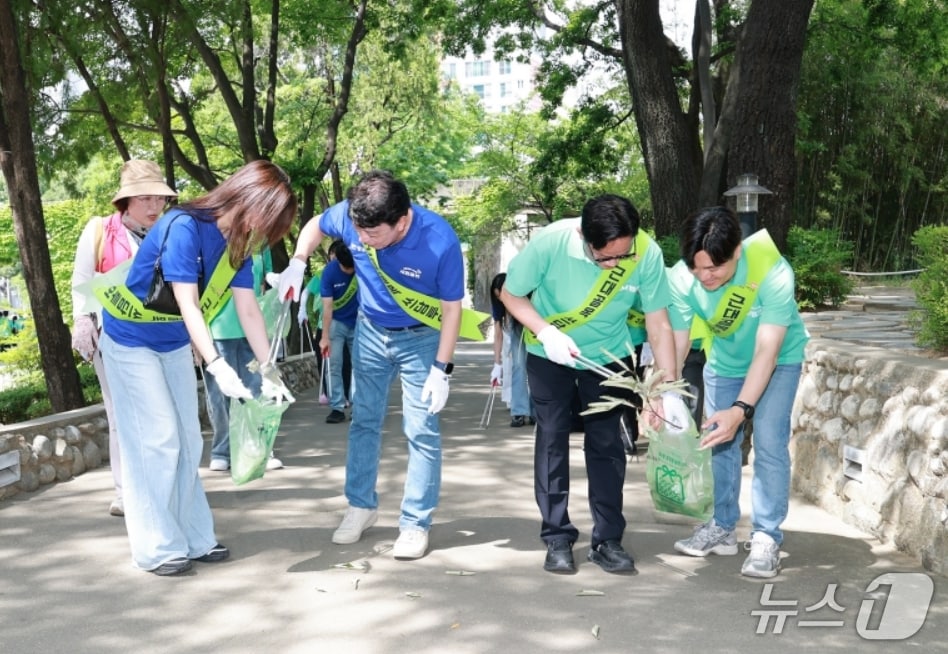 달빛동맹 교류 행사에 참가한 iM뱅크와 광주은행의 봉사단원들이 대구 중구 근대골목 일대에서 환경정화 활동을 펼치고 있다.(iM뱅크 제공, 재판매 및 DB 금지)