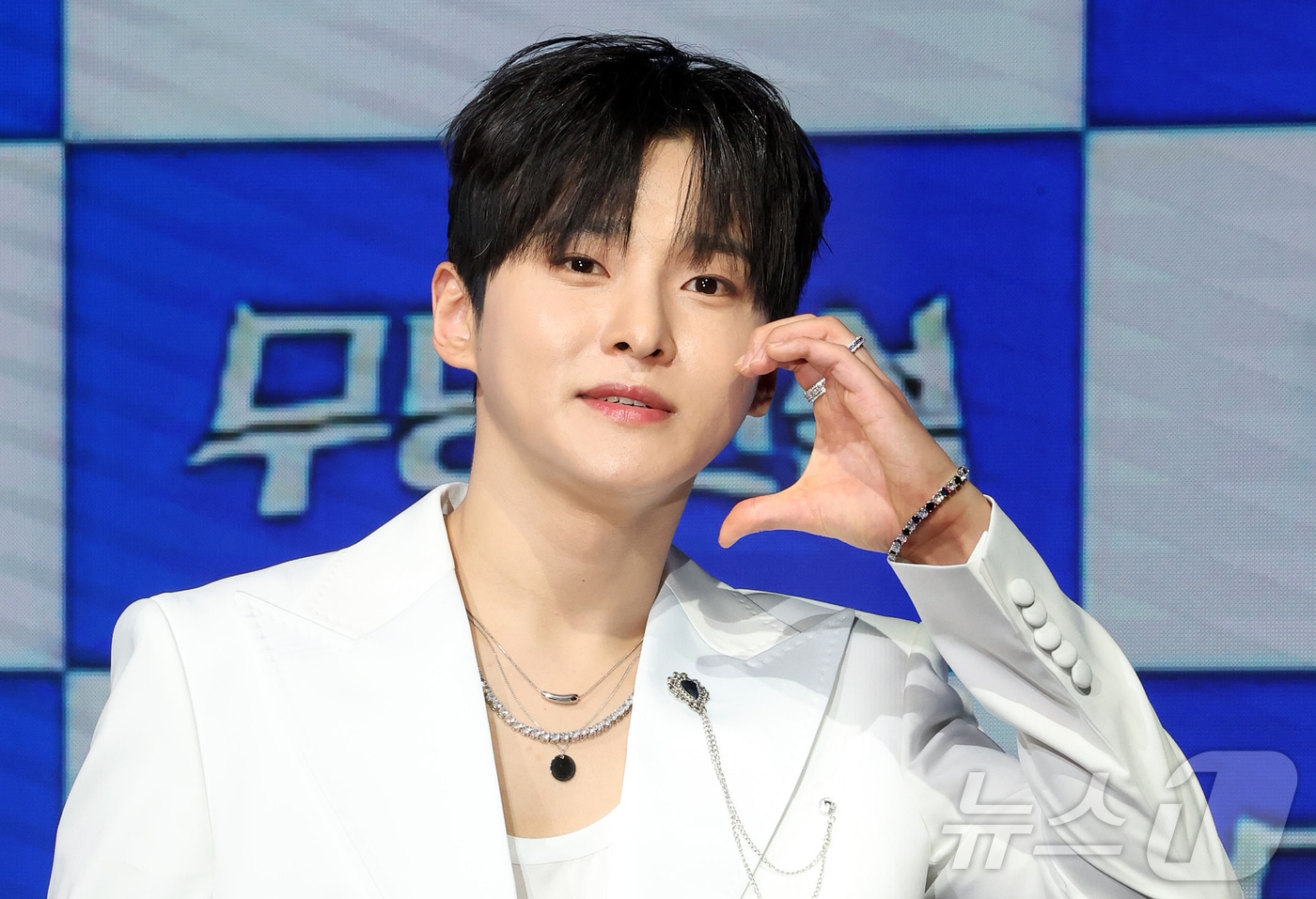 MBN 트롯 오디션 ‘무명전설-트롯 사내들의 서열전쟁’에서 우승을 차지한 가수 성리가 20일 서울 마포구 쇼킹케이팝센터에서 열린 톱7 기자간담회에 참석해 포즈를 취하고 있다. 2026.5.20 ⓒ 뉴스1 김진환 기자