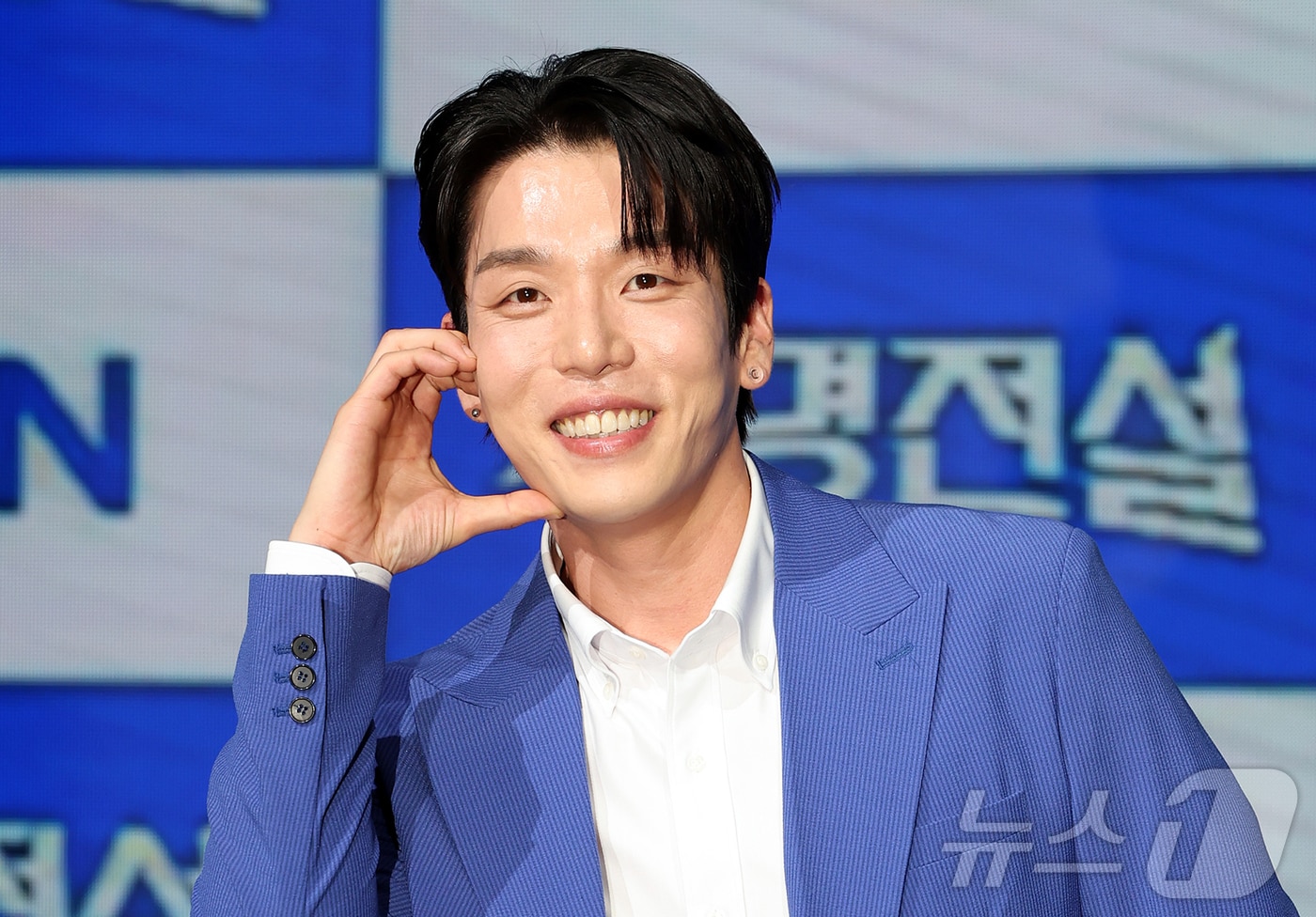 MBN 트롯 오디션 ‘무명전설-트롯 사내들의 서열전쟁’에서 TOP6을 차지한 2AM 출신 가수 이창민이 20일 서울 마포구 쇼킹케이팝센터에서 열린 톱7 기자간담회에 참석해 포즈를 취하고 있다. 2026.5.20 ⓒ 뉴스1 김진환 기자