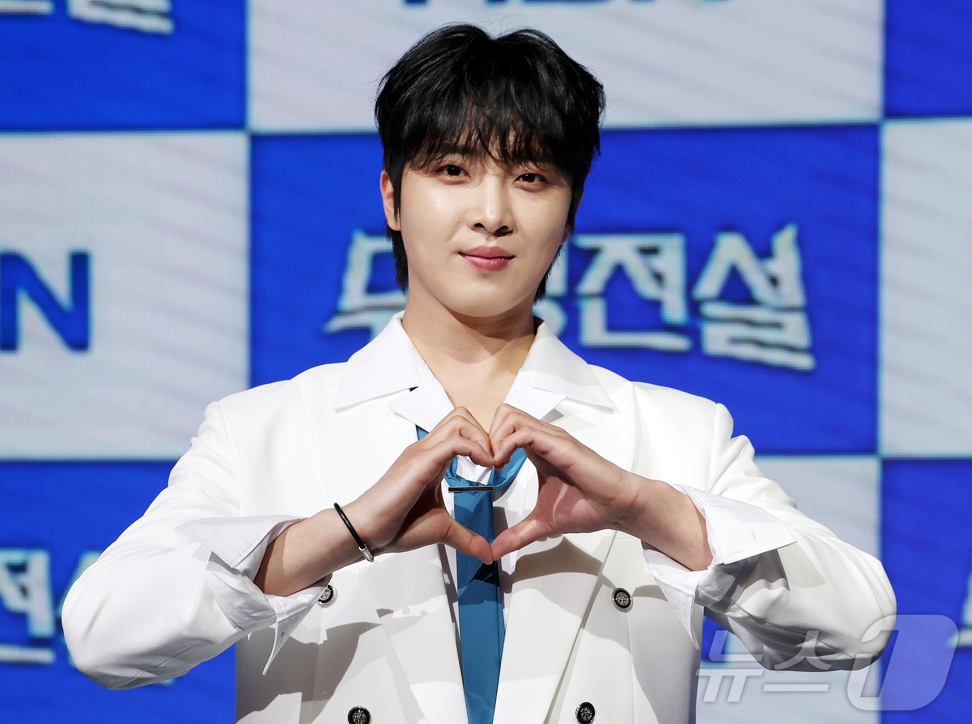 MBN 트롯 오디션 ‘무명전설-트롯 사내들의 서열전쟁’에서 TOP4를 차지한 가수 황윤성이 20일 서울 마포구 쇼킹케이팝센터에서 열린 톱7 기자간담회에 참석해 포즈를 취하고 있다. 2026.5.20 ⓒ 뉴스1 김진환 기자