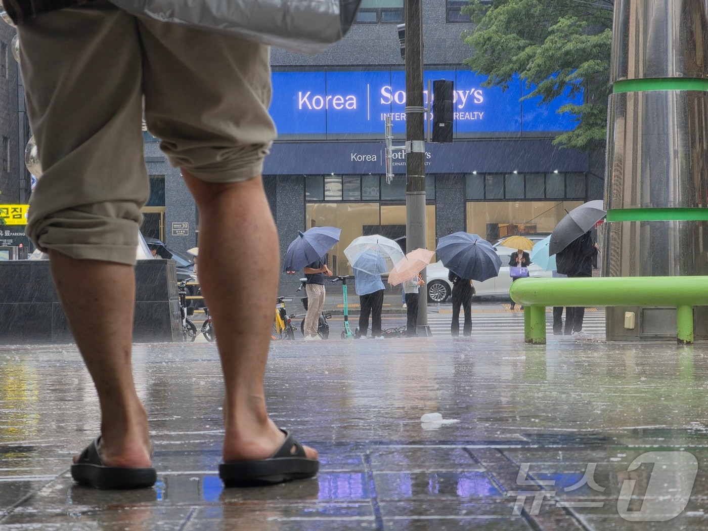 20일 서울 강남구 삼성동 코엑스에 비가 내리자 시민들이 우산을 펼쳐들고 있다. 2026.5.20 ⓒ 뉴스1 황덕현 기후환경전문기자