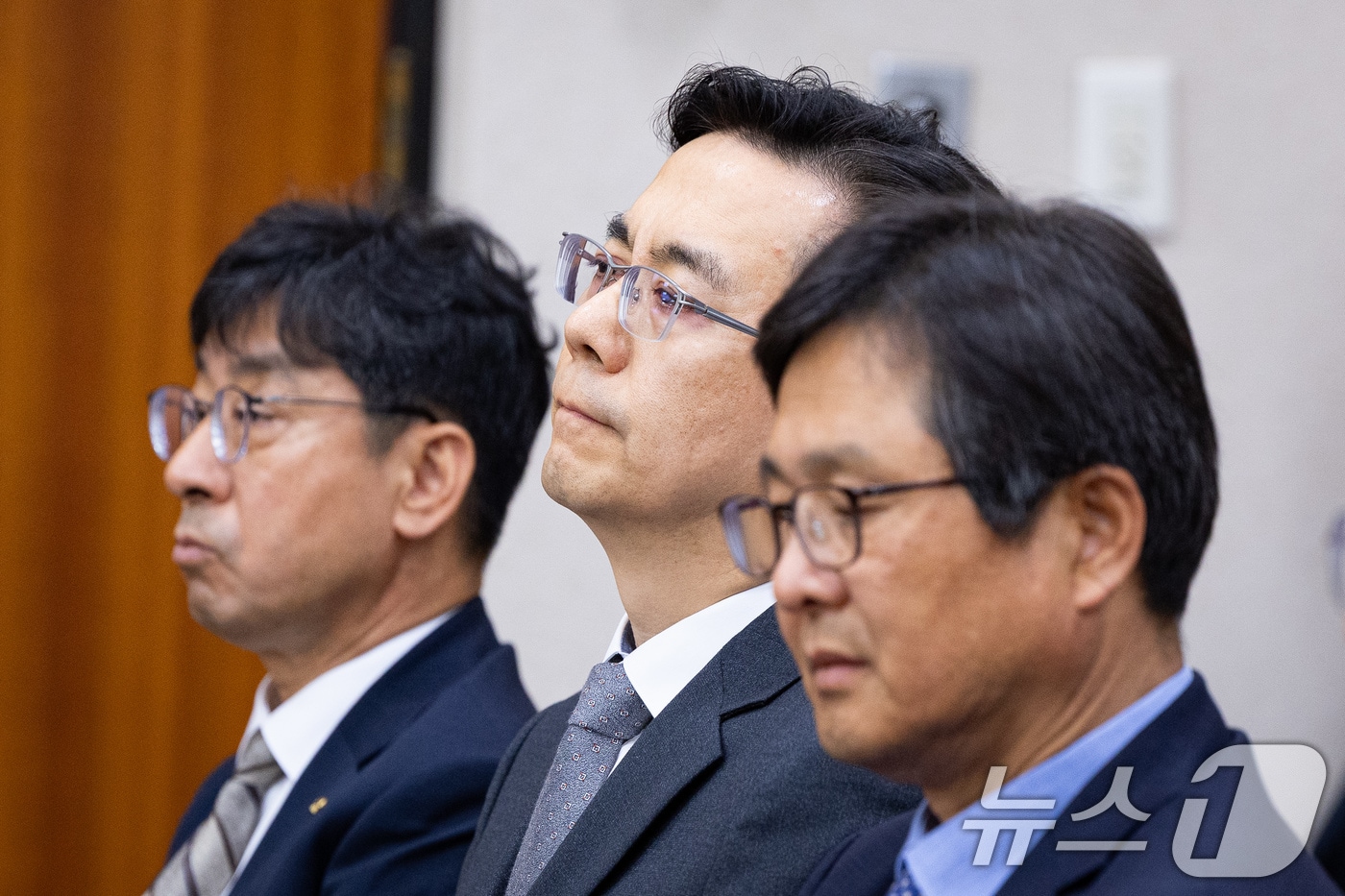 이한우 현대건설 대표이사가 20일 서울 여의도 국회에서 열린 제435회 국회(임시회) 국토교통위원회 제2차 전체회의 GTX-A 삼성역 구간 철근 누락에 대한 현안 질의에 출석해 자리하고 있다. 왼쪽부터 이안호 국가철도공단이사장 직무대행, 이 대표, 최동식 삼안 대표이사. 2026.5.20 ⓒ 뉴스1 유승관 기자