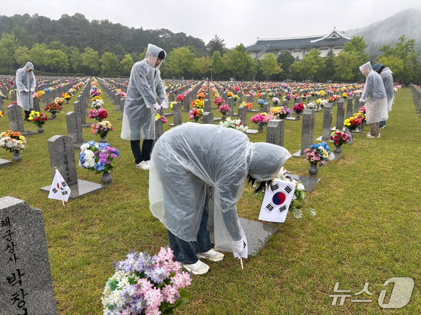한국수목원정원관리원은 20일 국립대전현충원 장병2묘역에서 호국보훈의 달을 앞두고 '태극기 꽂기' 봉사활동을 실시했다. (한국수목원정원관리원 제공.재판매 및 DB금지)/뉴스1