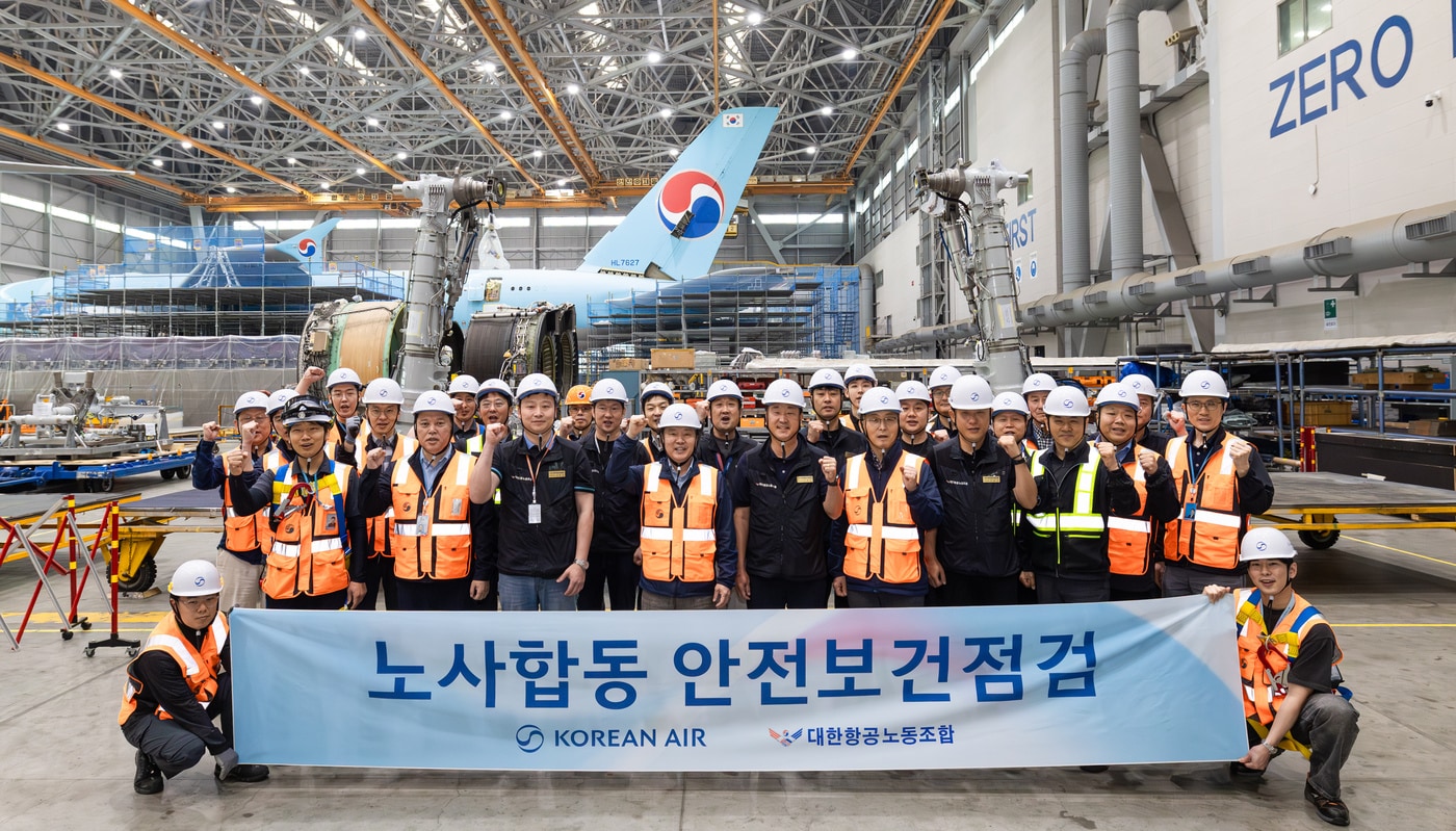  대한항공 '노사합동 안전보건점검' 참석자들이 기념사진을 찍고 있다.(대한항공 제공)