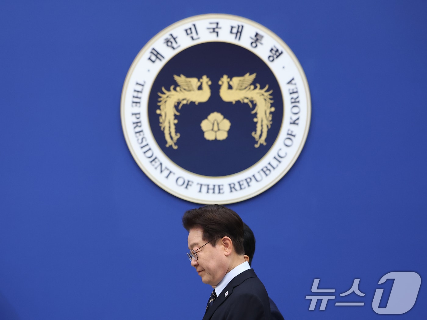 이재명 대통령이 20일 청와대에서 열린 제22회 국무회의 겸 제9차 비상경제점검회의에 입장하고 있다. 2026.5.20 ⓒ 뉴스1 허경 기자