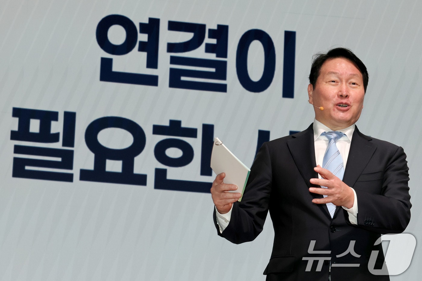 최태원 회장 "AI, 사회문제 해결 새 도구 부상…능력 격차 없앨 것"