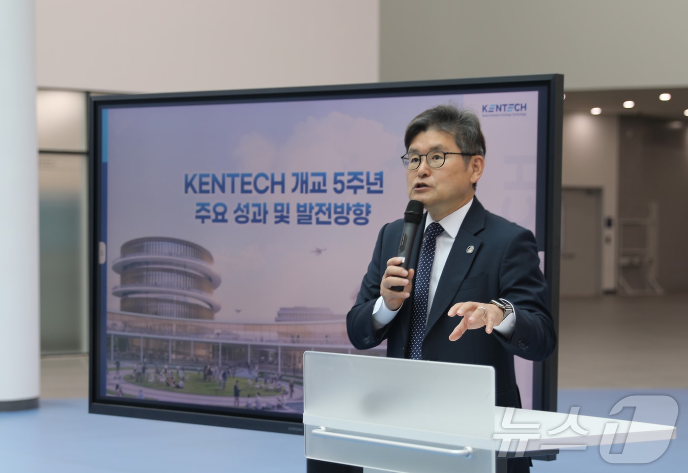 박진호 한국에너지공대 총장직무대행이 20일 연구동에서 열린 출입기자 초청 성과공유회 인사말을 하고 있다.(에너지공대 제공, 재배포 및 DB 금지) ⓒ 뉴스1
