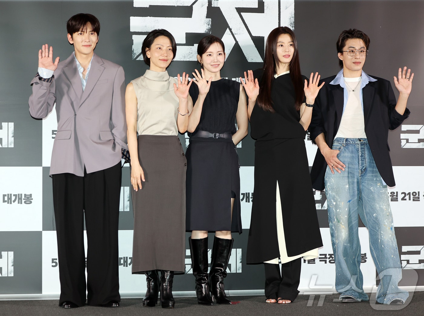 배우 지창욱(왼쪽부터)과 김신록, 신현빈, 전지현, 구교환이 20일 서울 용산구 CGV용산아이파크몰에서 열린 영화 '군체' 기자간담회에 참석해 포즈를 취하고 있다. '군체'는 정체불명의 감염사태로 봉쇄된 건물 안, 고립된 생존자들이 예측할 수 없는 형태로 진화하는 감염자들에 맞서 벌이는 사투를 그린 작품으로 오는 21일 개봉한다. 2026.5.20 ⓒ 뉴스1 김진환 기자
