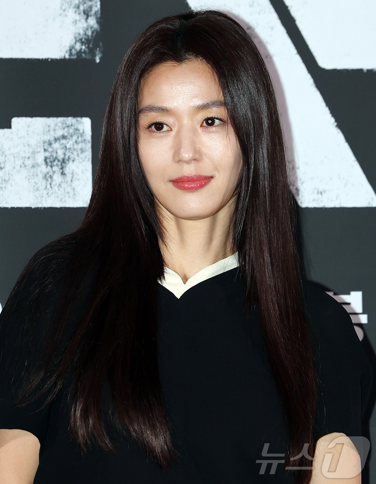 배우 전지현이 20일 서울 용산구 CGV용산아이파크몰에서 열린 영화 '군체' 기자간담회에 참석해 포즈를 취하고 있다. '군체'는 정체불명의 감염사태로 봉쇄된 건물 안, 고립된 생존자들이 예측할 수 없는 형태로 진화하는 감염자들에 맞서 벌이는 사투를 그린 작품으로 오는 21일 개봉한다. 2026.5.20 ⓒ 뉴스1 김진환 기자