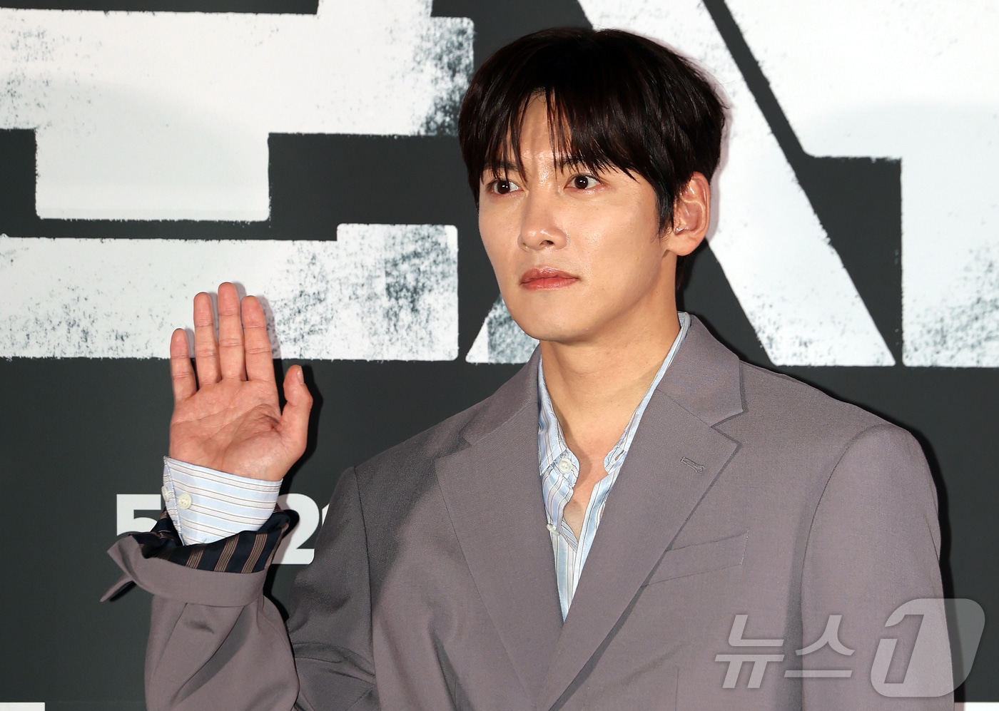 배우 지창욱이 20일 서울 용산구 CGV용산아이파크몰에서 열린 영화 '군체' 기자간담회에 참석해 포즈를 취하고 있다. '군체'는 정체불명의 감염사태로 봉쇄된 건물 안, 고립된 생존자들이 예측할 수 없는 형태로 진화하는 감염자들에 맞서 벌이는 사투를 그린 작품으로 오는 21일 개봉한다. 2026.5.20 ⓒ 뉴스1 김진환 기자