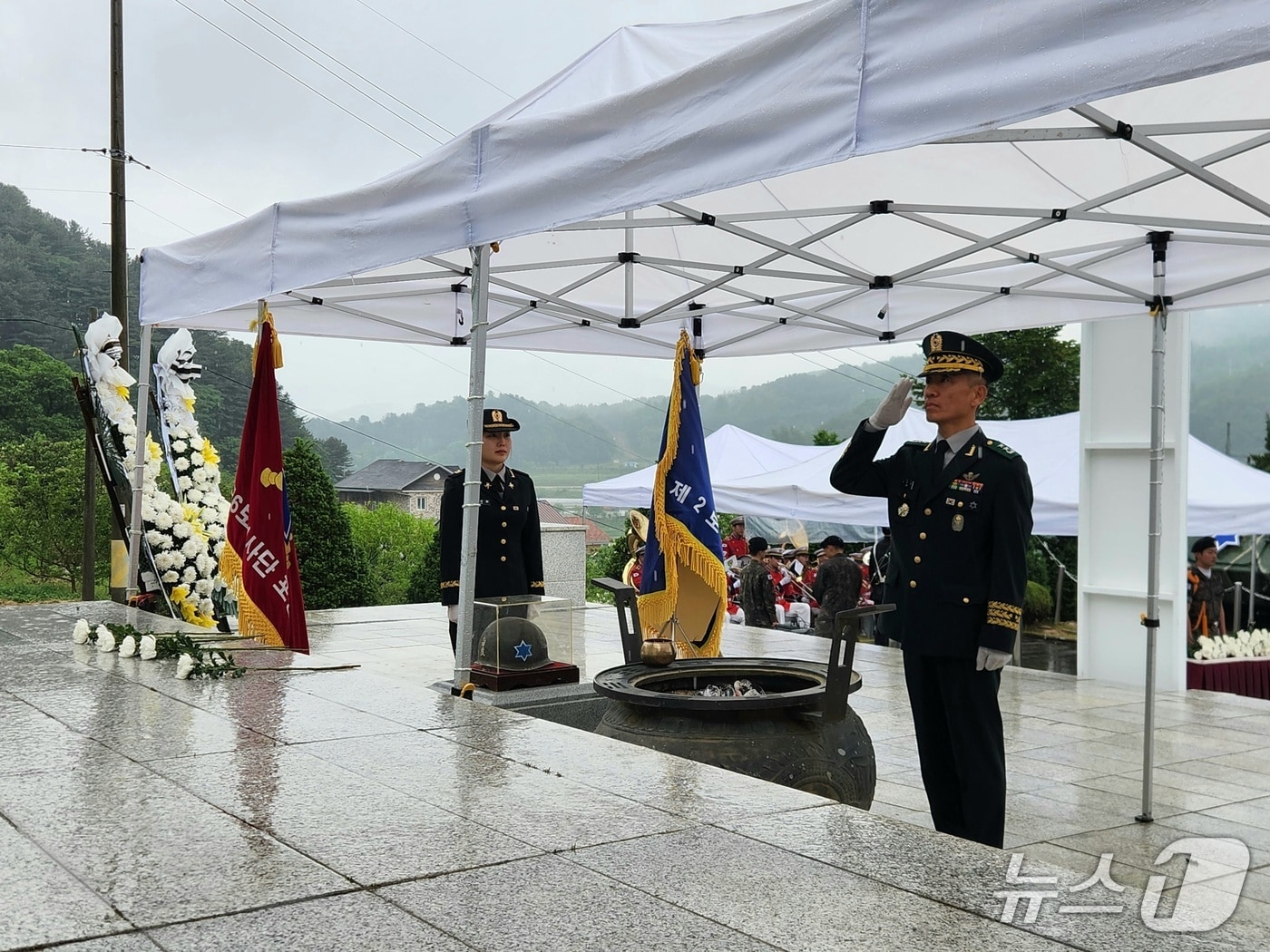 김진성 육군 제6보병사단장이 20일 경기 가평군 용문산 전투 전적비에서 열린 '용문산 대첩 75주년 전승기념 행사'에서 선배 전우들의 넋을 기리며 경례하고 있다.(6사단 제공. 재판매 및 DB 금지)/뉴스1