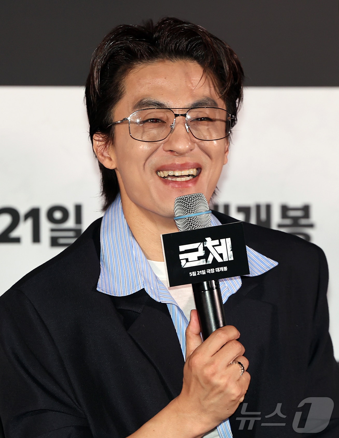 배우 구교환이 20일 서울 용산구 CGV용산아이파크몰에서 열린 영화 '군체' 기자간담회에 참석해 취재진 질문에 답변하고 있다. '군체'는 정체불명의 감염사태로 봉쇄된 건물 안, 고립된 생존자들이 예측할 수 없는 형태로 진화하는 감염자들에 맞서 벌이는 사투를 그린 작품으로 오는 21일 개봉한다. 2026.5.20 ⓒ 뉴스1 김진환 기자