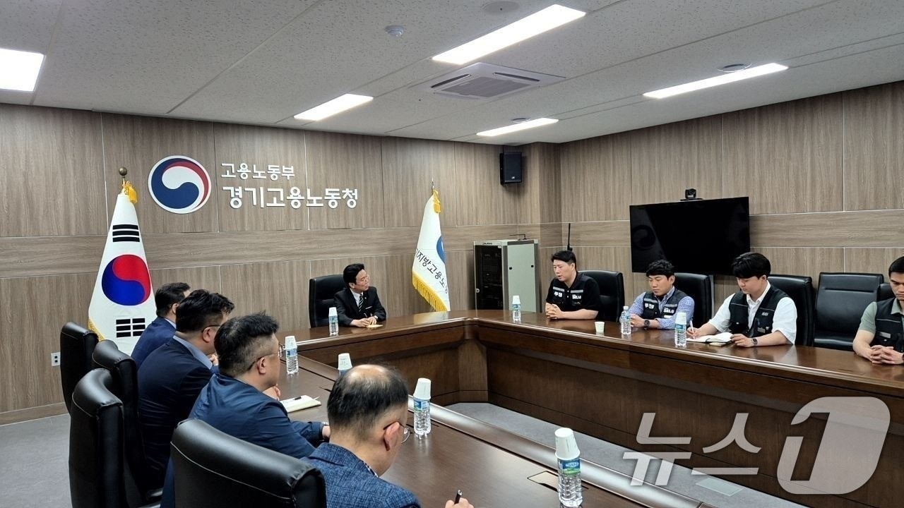 김영훈 고용노동부 장관이 20일 경기 수원 고용노동부 경기고용노동청에서 삼성전자 노사간 추가 교섭을 주재하고 있다. (고용노동부 제공. 재판매 및 DB금지) 2026.5.20 ⓒ 뉴스1