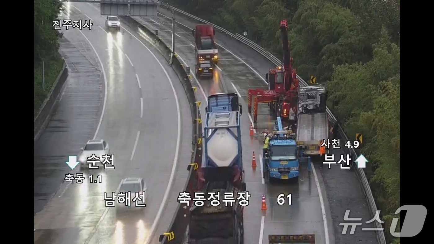 20일 오후 4시 20분쯤 사천시 축동면 남해고속도로 축동나들목(IC) 인근에서 부산 방향으로 달리던 25톤 트레일러가 전도됐다. 사진은 사고 현장 모습.(한국도로공사 로드플러스 CCTV 영상 갈무리.)