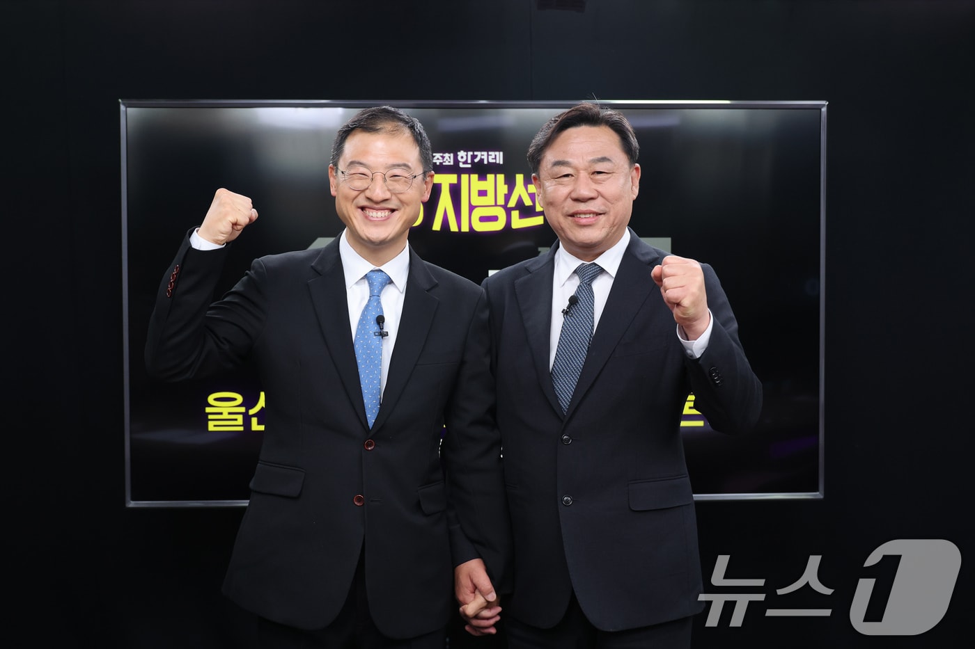더불어민주당 김상욱(왼쪽), 진보당 김종훈 울산시장 후보가 20일 서울 마포구 공덕동 한겨레신문사 스튜디오에서 열린 6·3 지방선거 울산시장 후보 단일화 토론회에 앞서 기념 촬영을 하고 있다. 2026.5.20 ⓒ 뉴스1 국회사진기자단