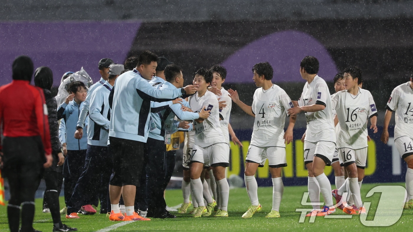 20일 경기 수원시 수원종합운동장에서 열린 2025-2026 아시아축구연맹(AFC) 여자 챔피언스리그(AWCL) 4강 수원FC 위민과 북한 내고향여자축구단의 경기에서 ⓒ 뉴스1 박지혜 기자