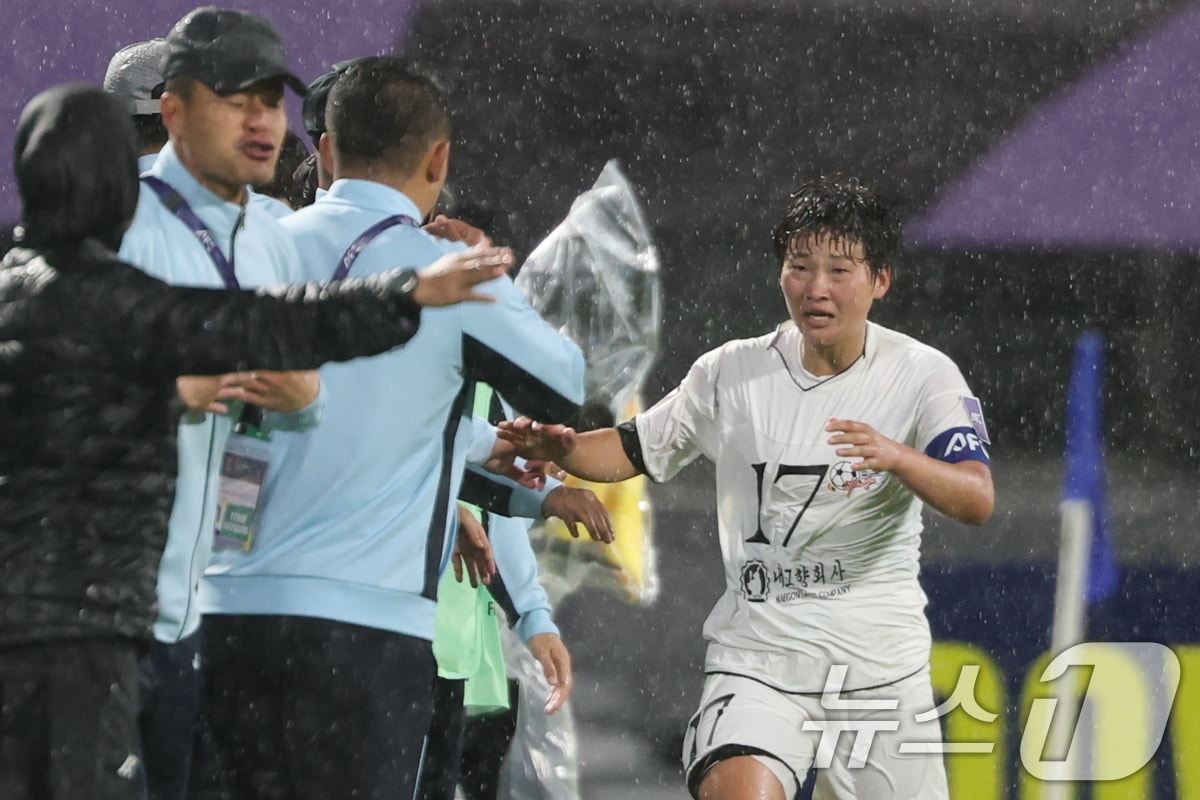 20일 경기 수원시 수원종합운동장에서 열린 2025-2026 아시아축구연맹(AFC) 여자 챔피언스리그(AWCL) 4강 수원FC 위민과 북한 내고향여자축구단의 경기에서 ⓒ 뉴스1 박지혜 기자