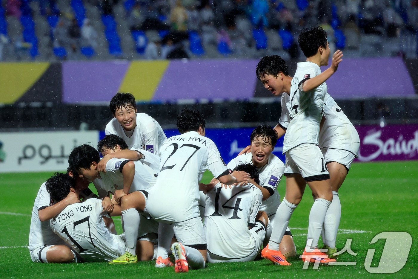 20일 오후 경기도 수원시 장안구 경수대로 수원종합운동장에서 열린 2025-2026 아시아축구연맹(AFC) 여자 챔피언스리그(AWCL) 4강 수원FC 위민과 북한 내고향여자축구단의 경기에서 내고향 김경영이 역전 헤더골을 터트린 후 팀 동료들과 기쁨을 나누고 있다. 내고향축구단은 북한의 소비재 기업인 '내고향'이 지난 2013년 창단, 국제축구연맹(FIFA) 랭킹 10위에 오를 정도로 세계에서 실력을 인정받고 있는 강팀이다. 2026.5.20 ⓒ 뉴스1 박정호 기자