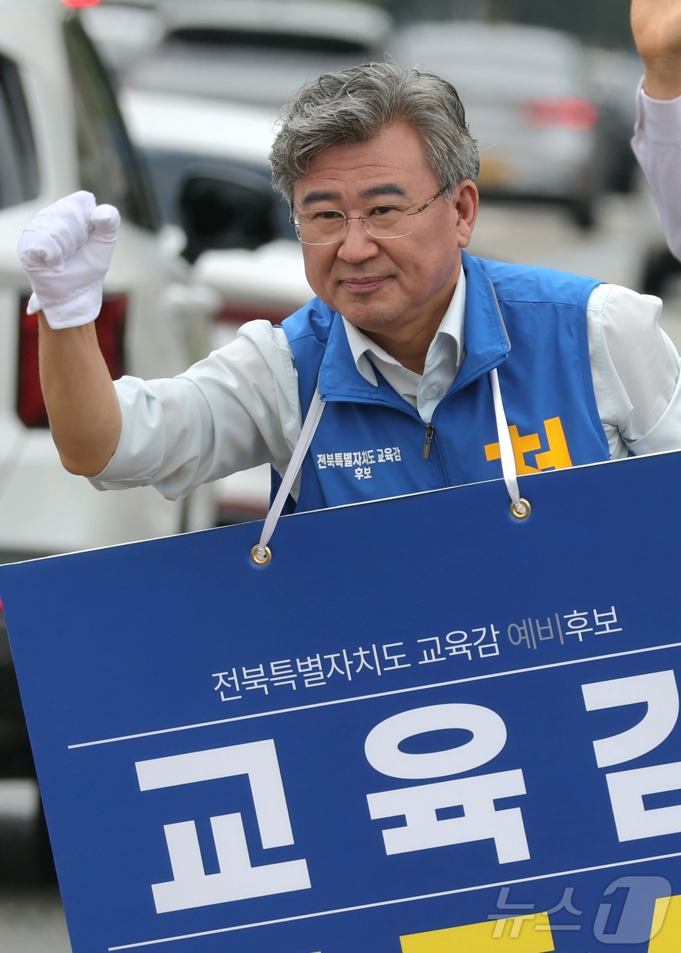 천호성 전북교육감 후보가 제9회 전국동시지방선거 공식 선거운동 첫날인 21일 전북 전주시 운동장네거리에서 출근길 시민들에게 지지를 호소하며 인사를 하고 있다. 2026.5.21 ⓒ 뉴스1 유경석 기자