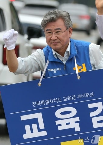 천호성 전북교육감 후보가 제9회 전국동시지방선거 공식 선거운동 첫날인 21일 전북 전주시 운동장네거리에서 출근길 시민들에게 지지를 호소하며 인사를 하고 있다. 2026.5.21 ⓒ 뉴스1 유경석 기자