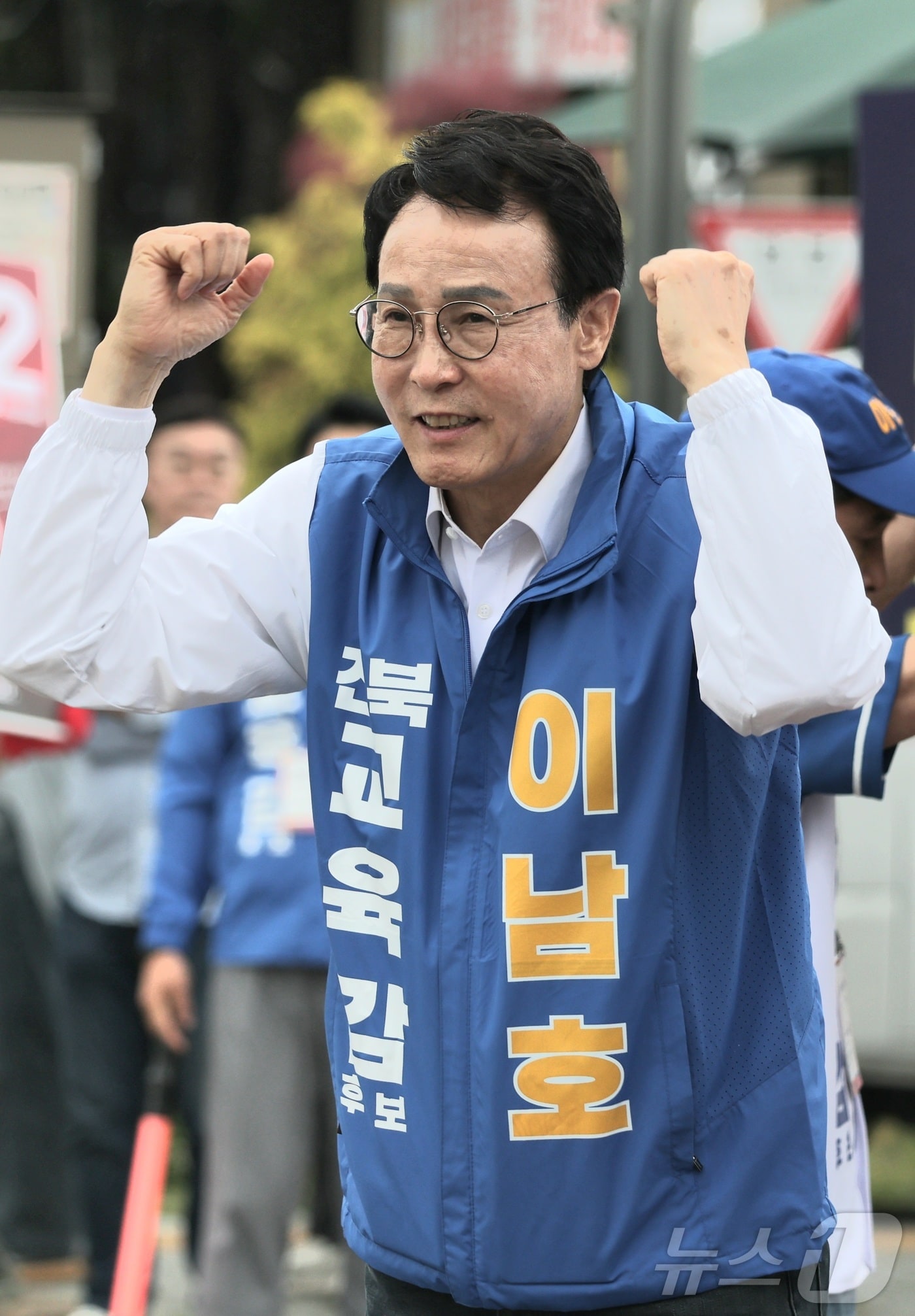 이남호 전북교육감 후보가 제9회 전국동시지방선거 공식 선거운동 첫날인 21일 전북 전주시 운동장네거리에서 출근길 시민들에게 지지를 호소하며 인사를 하고 있다. 2026.5.21 ⓒ 뉴스1 유경석 기자