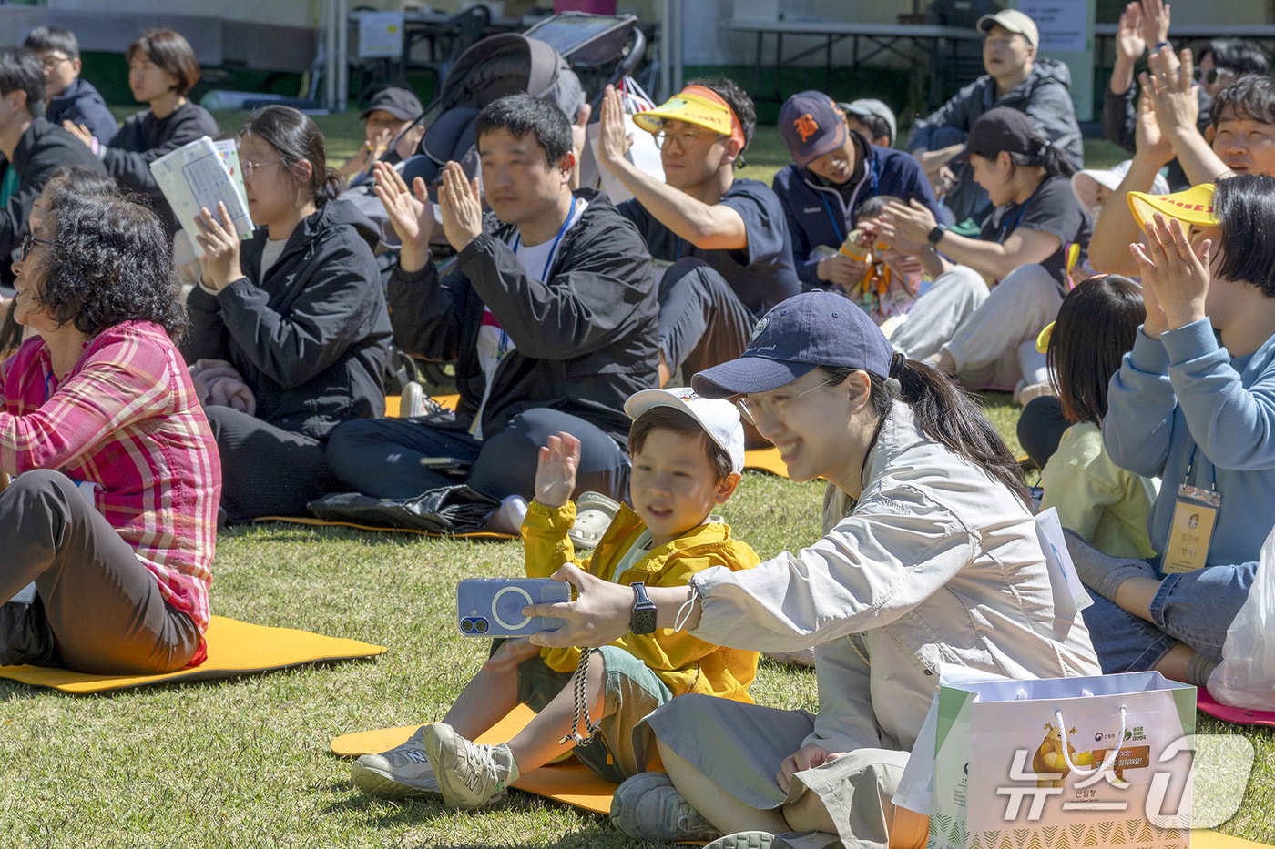 가정의달 산림복지 프로그램 진행 현장(한국산림복지진흥원 제공.재판매 및 DB금지)/뉴스1