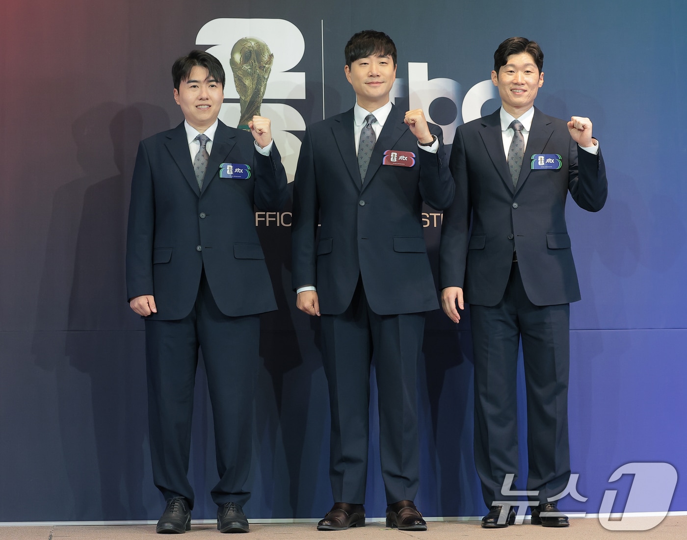 김환 해설위원(왼쪽부터)과 배성재, 박지성 해설위원이 21일 서울 중구 앰배서더 풀만 호텔에서 열린 JTBC '2026 FIFA 북중미 월드컵' 기자간담회에 참석해 포즈를 취하고 있다. 2026.5.21 ⓒ 뉴스1 권현진 기자