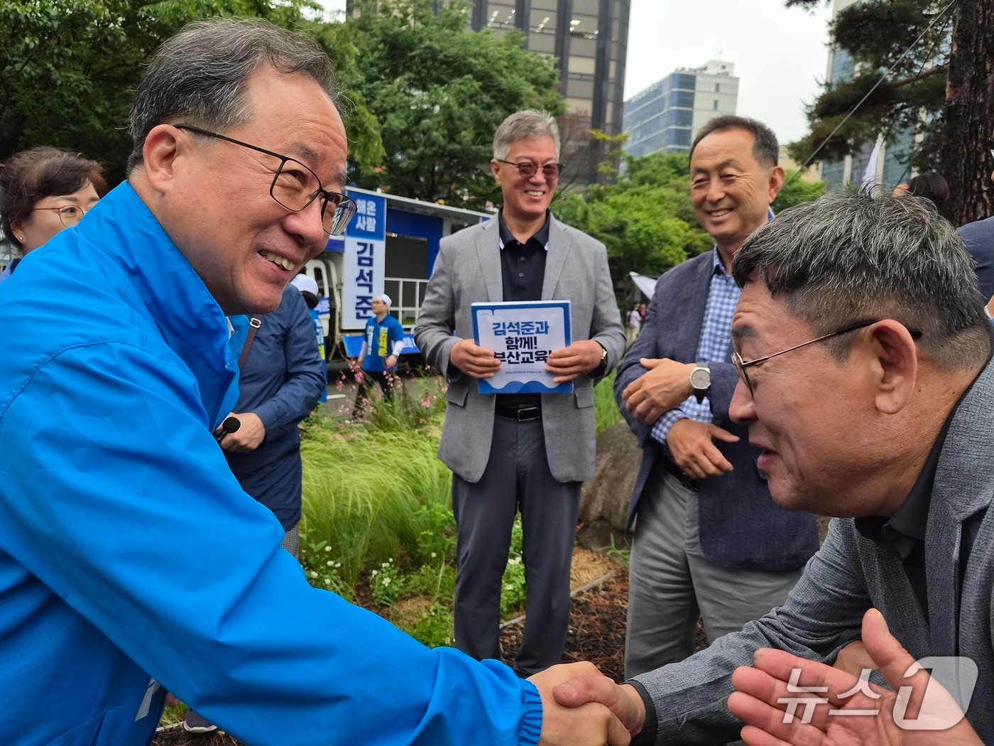 6·3 지방선거 공식 선거운동 첫날인 21일, 김석준 부산시교육감 후보가 부산진구 서면교차로에서 출정 인사를 시작으로 본격적인 표심 공략에 나섰다. 2026.5.21/뉴스1 ⓒ News1 임순택 기자