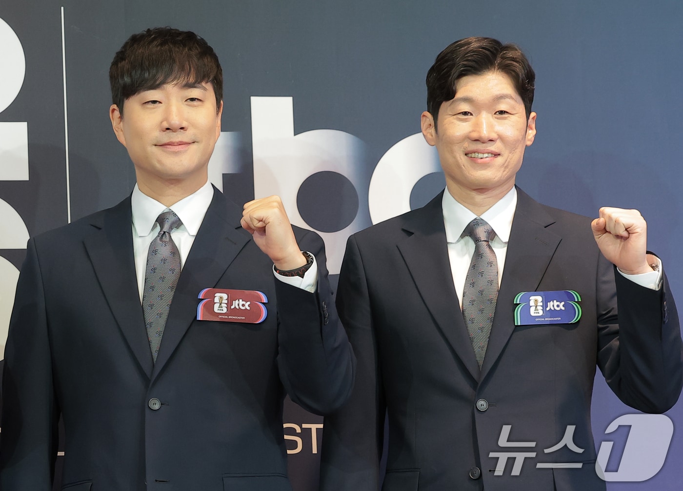 배성재 캐스터와 박지성 해설위원(오른쪽)이 21일 서울 중구 앰배서더 풀만 호텔에서 열린 JTBC '2026 FIFA 북중미 월드컵' 기자간담회에 참석해 포즈를 취하고 있다. 2026.5.21 ⓒ 뉴스1 권현진 기자