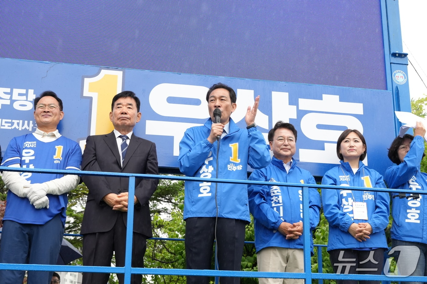 우상호 더불어민주당 강원특별자치도지사 후보가 21일 오전 춘천 퇴계동 하이마트사거리에서 선거대책위원회 출정식을 열고 본격 선거운동에 돌입했다.(우상호후보캠프 측 제공. 재판매 및 DB금지)/뉴스1