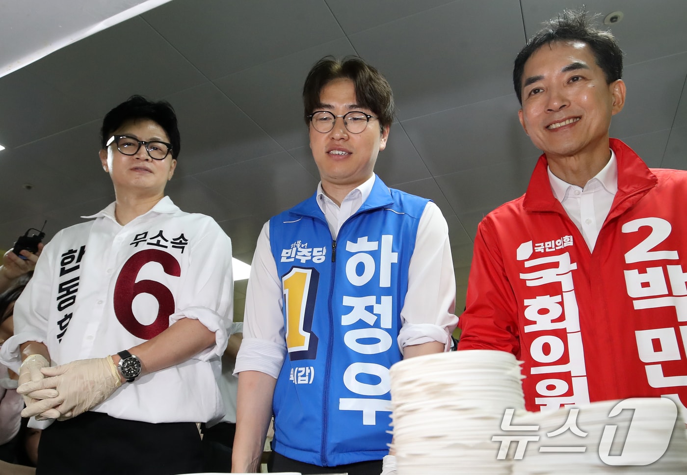 한동훈 무소속 부산 북구갑 국회의원 보궐선거 후보(왼쪽부터) 하정우 더불어민주당 부산 북구갑 국회의원 보궐선거 후보, 박민식 국민의힘 부산 북구갑 국회의원 보궐선거 후보가 21일 부산 북구 남산정종합사회복지관에서 열린 콩국수 나눔 행사에 참석해 콩국수 봉사를 하고 있다. 2026.5.21 ⓒ 뉴스1 윤일지 기자