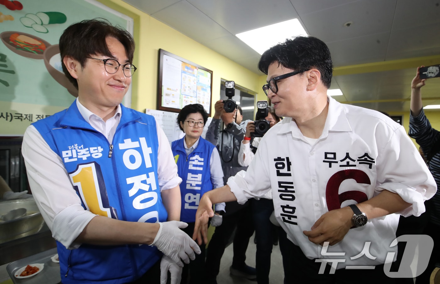 하정우 더불어민주당 부산 북구갑 국회의원 보궐선거 후보(왼쪽)와 한동훈 무소속 부산 북구갑 국회의원 보궐선거 후보가 21일 부산 북구 남산정종합사회복지관에서 열린 콩국수 나눔 행사에 참석해 인사하고 있다. 2026.5.21 ⓒ 뉴스1 윤일지 기자