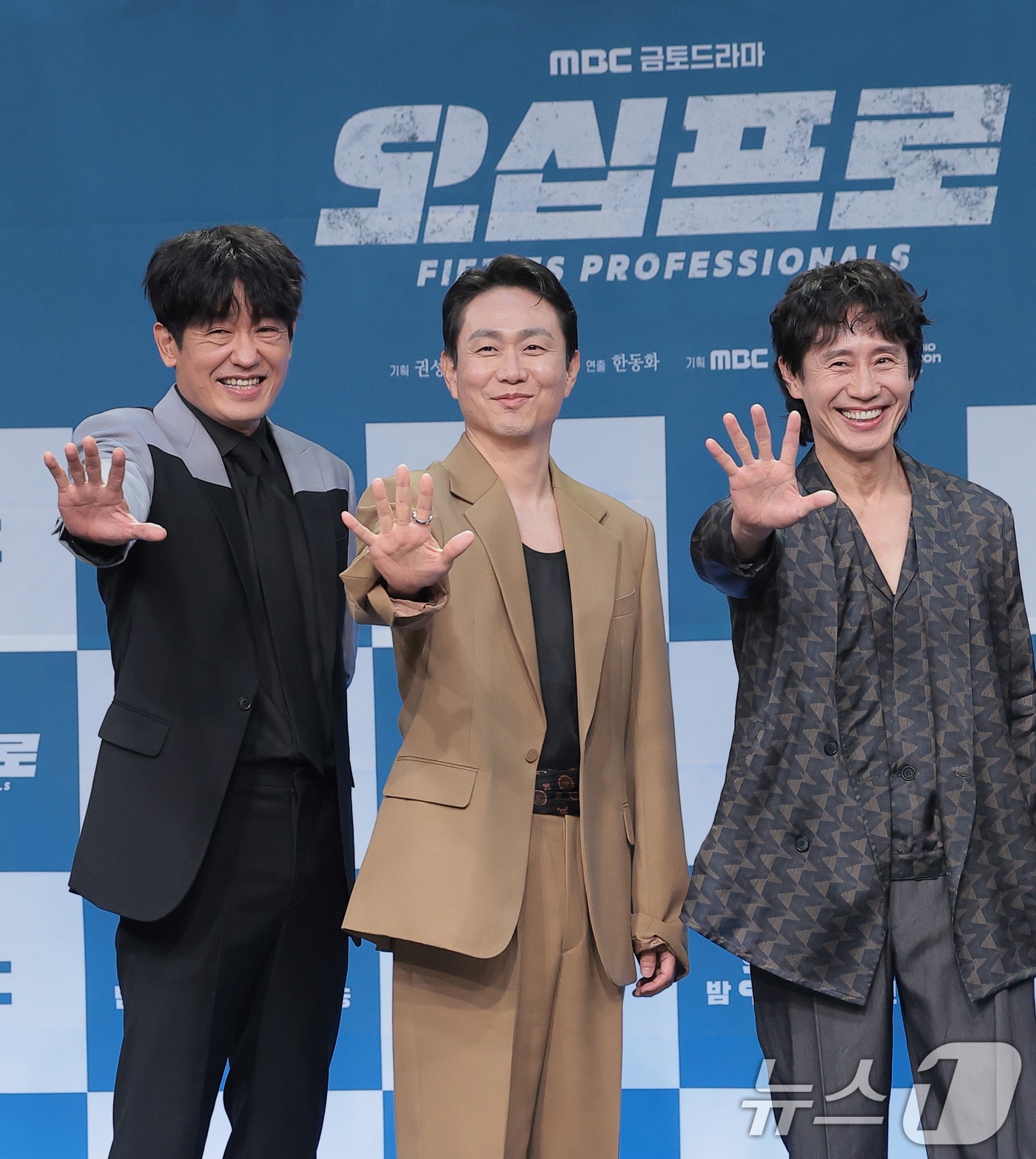 배우 허성태(왼쪽부터)와 오정세, 신하균이 21일 서울 마포구 상암동 MBC에서 진행된 드라마 '오십프로' 제작발표회에 참석해 포즈를 취하고 있다. '오십프로'는 평범해 보여도 끗발 좀 날리던 세 남자가 운명에 의해 다시 움직이게 되는 이야기로, 세상에 치이고 몸은 녹슬었을지언정 의리와 본능만은 여전한 인생의 50%를 달려온 진짜 프로들의 짠물 액션 코미디다. 2026.5.21 ⓒ 뉴스1 권현진 기자