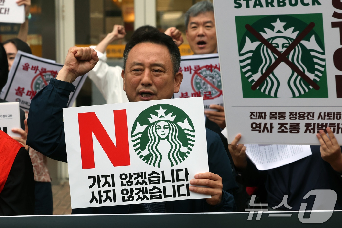 오월을 사랑하는 모임 등 광주시민단체 들이 21일 오후 광주 서구 광천동 이마트 광주점 앞에서 스타벅스의 '5·18 탱크데이' 마케팅을 규탄하는 기자회견을 갖고 구호를 외치고 있다. 2026.5.21 ⓒ 뉴스1 조수민 수습기자