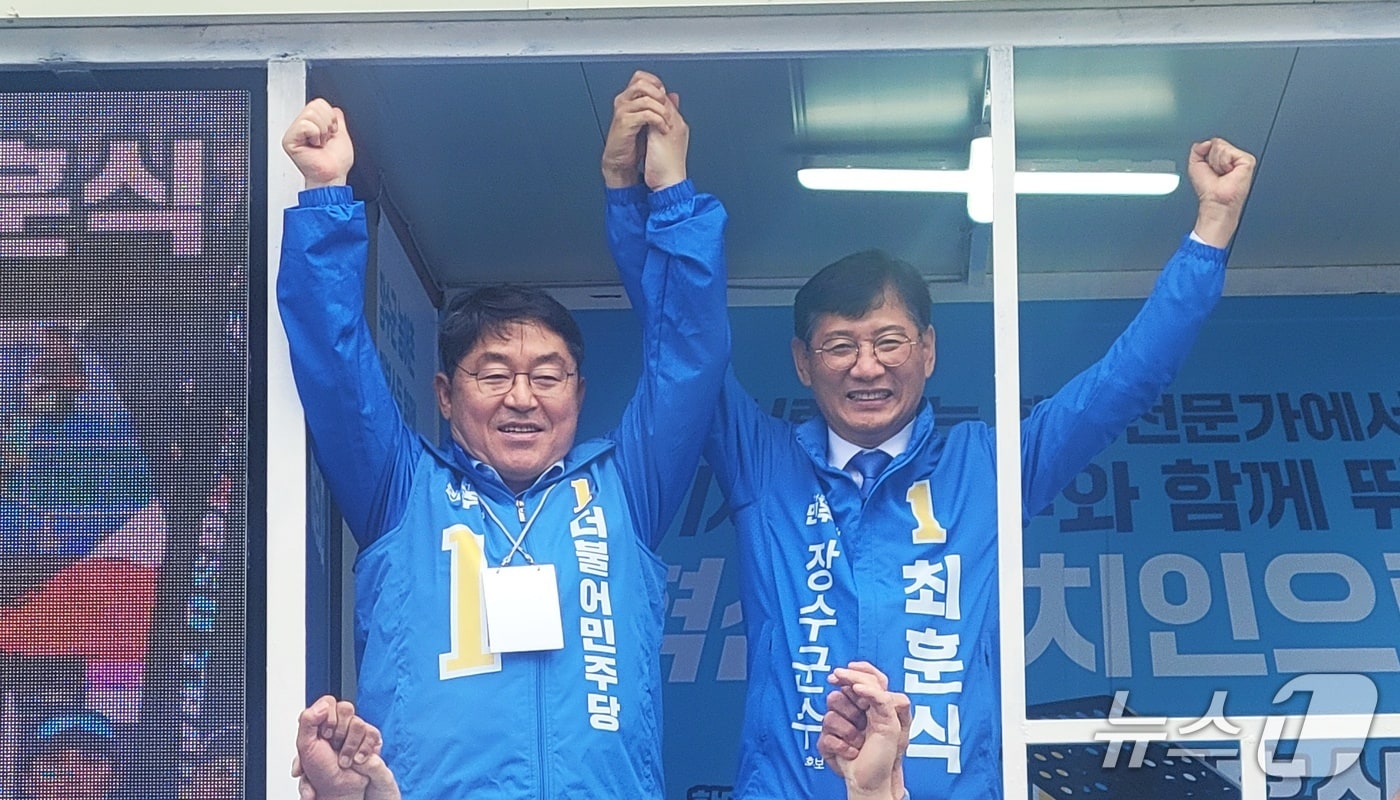 더불어민주당 최훈식 전북 장수군수 후보(오른쪽)가 공식 선거운동 첫날인 21일 장수터미널에서 출정식을 가졌다.(캠프 제공. 재판매 및 DB금지)2026..5.21/뉴스1