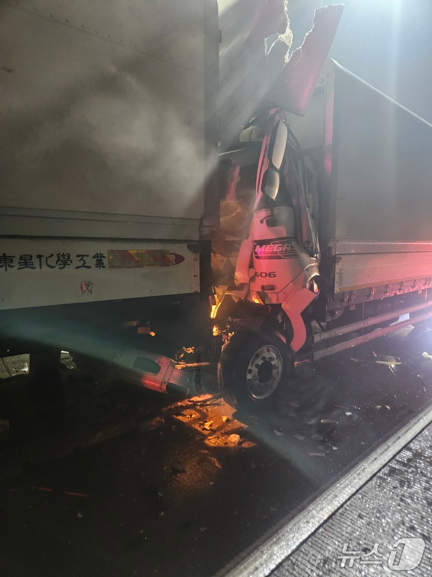 21일 오전 2시 45분쯤 경북 상주시 낙동면 신오리 중부내륙고속도로에서 화물차가 정차해 있던 다른 화물차를 들이받아 크게 부서졌다.(독자 송영훈 씨 제공. 재판매 및 DB 금지)2026.5.21/뉴스1