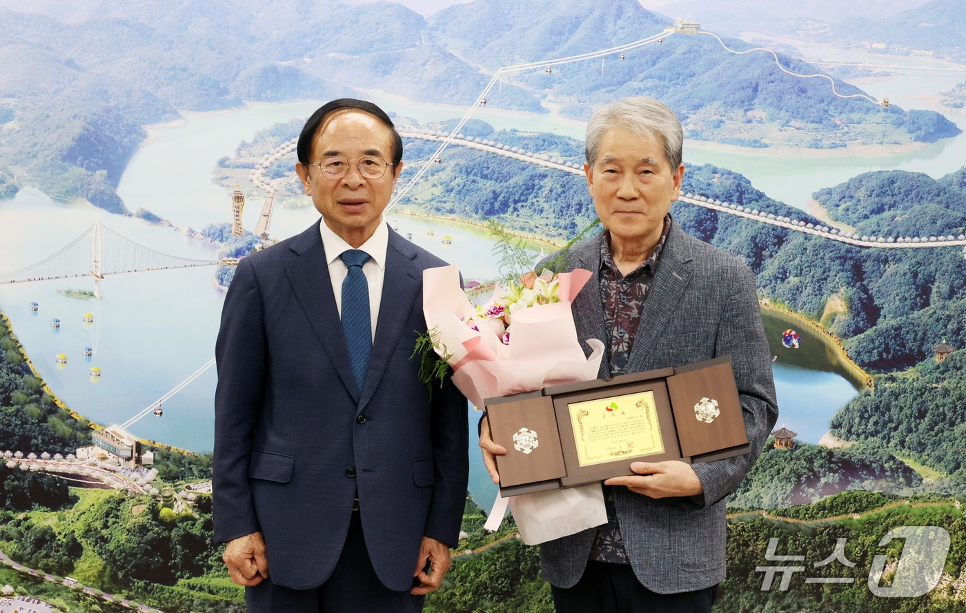 심민 전북 임실군수가 한국 서단의 원로로 지역 문화 발전에 헌신해 온 산민(山民) 이용 선생(오른쪽)께 공로패를 전달하고 있다.(임실군제공, 재판매 및 DB금지)2026.5.21/뉴스1