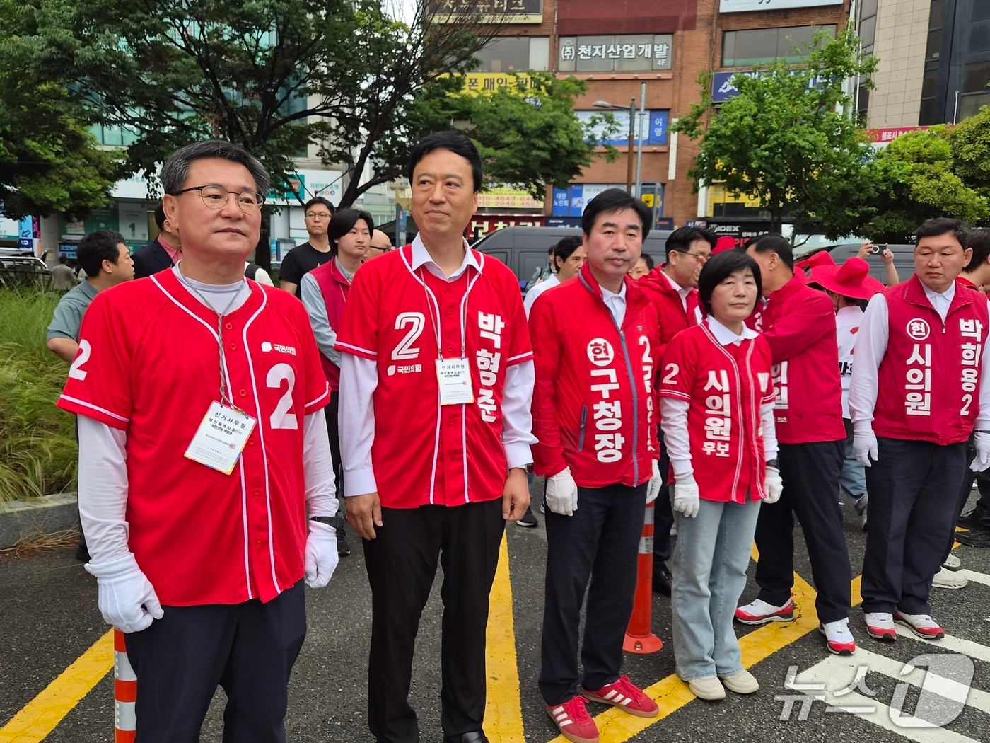 김영욱 국민의힘 부산진구청장 후보(왼쪽 세 번째)가 21일 유세 첫날 부산진구 서면교차로에서 출정식을 열고 본격적인 선거운동에 돌입했다. 2026.5.21/뉴스1 ⓒ News1 임순택 기자