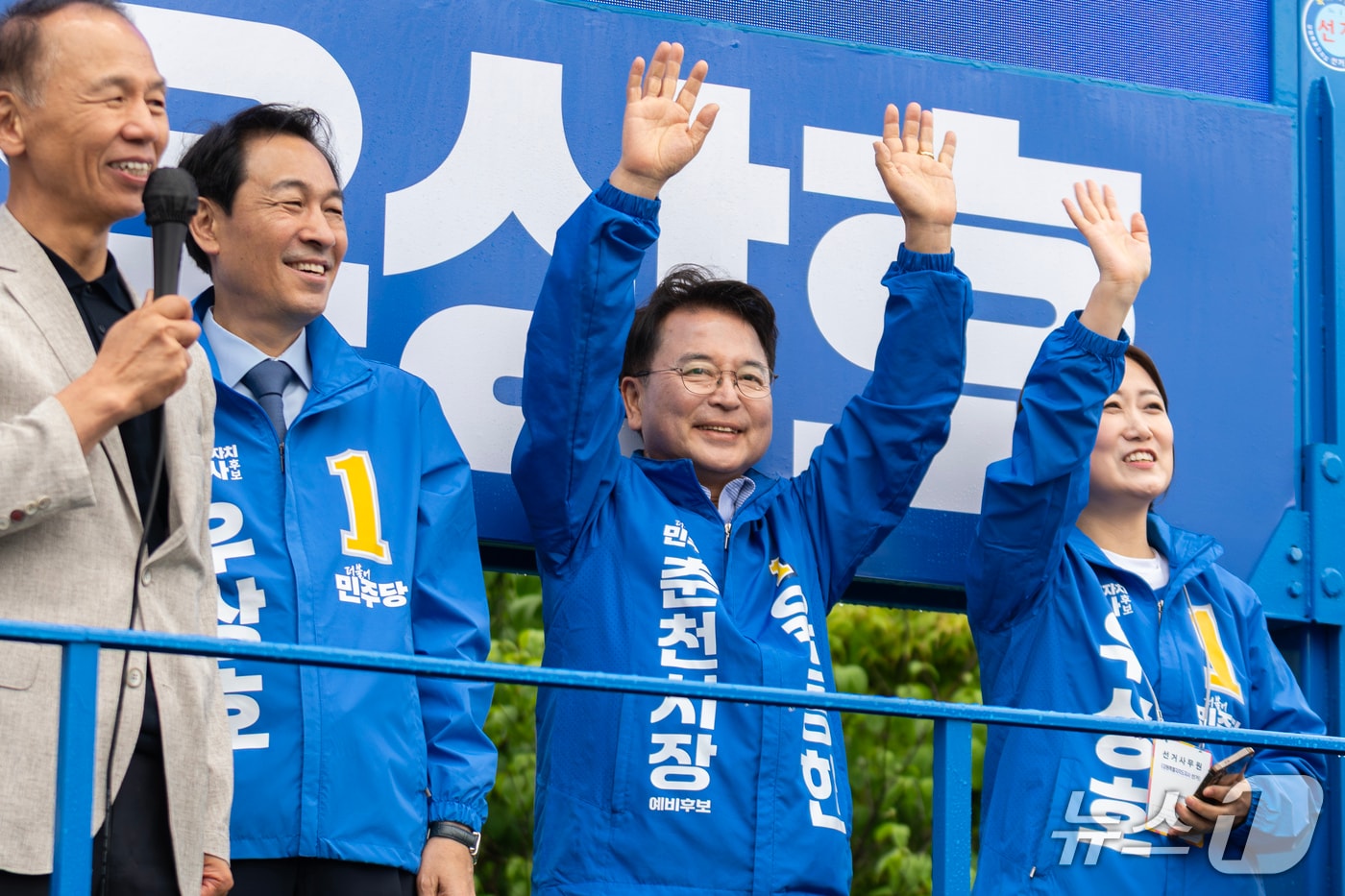 육동한 더불어민주당 춘천시장 후보가 21일 오전 춘천 하이마트 사거리에서 '더민주 춘천 원팀 출정식'에서 시민들에게 손을 흔들고 있다.(육동한 후보 캠프 측 제공, 재판매 및 DB금지)