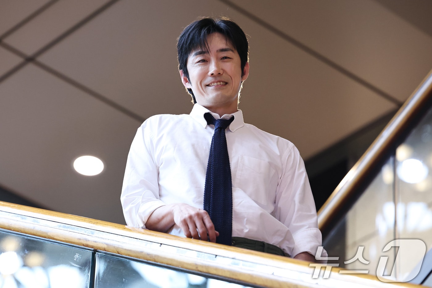 드라마 '허수아비'에서 강성경찰서 형사역을 맡은 배우 전재홍이 뉴스1과의 인터뷰를 앞두고 카메라 앞에서 포즈를 취하고 있다. ⓒ 뉴스1 구윤성 기자