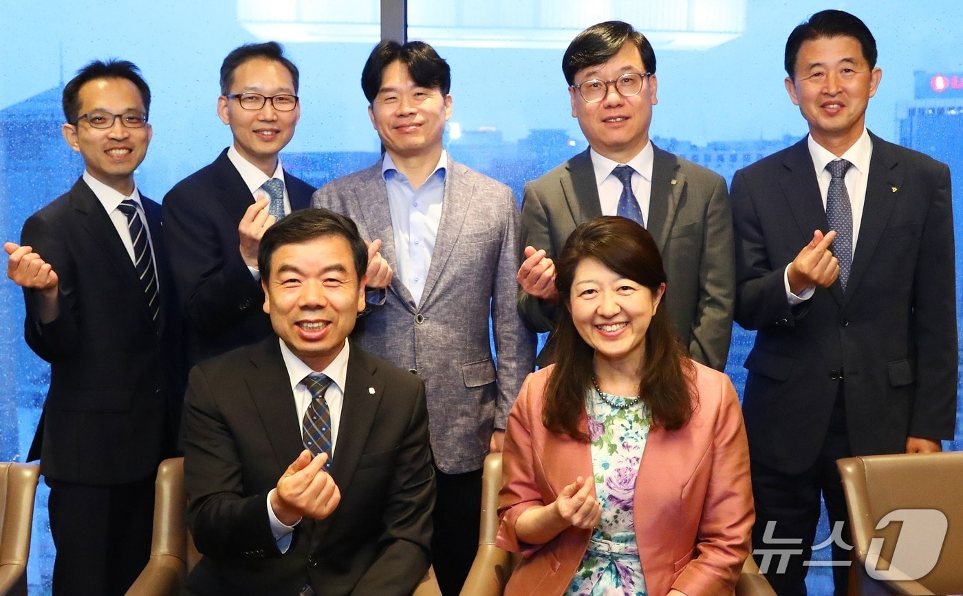 박종길 근로복지공단 이사장(앞줄 왼쪽)이 20일 서울 로얄호텔에서 가오리 나카무라 오사카 국제노동기구(ILO) 아태지역 사무소장(앞줄 오른쪽) 등 관계자들과 양자협력 회의를 마친 뒤 기념촬영을 하고 있다. (근로복지공단 제공. 재판매 및 DB 금지) /뉴스1