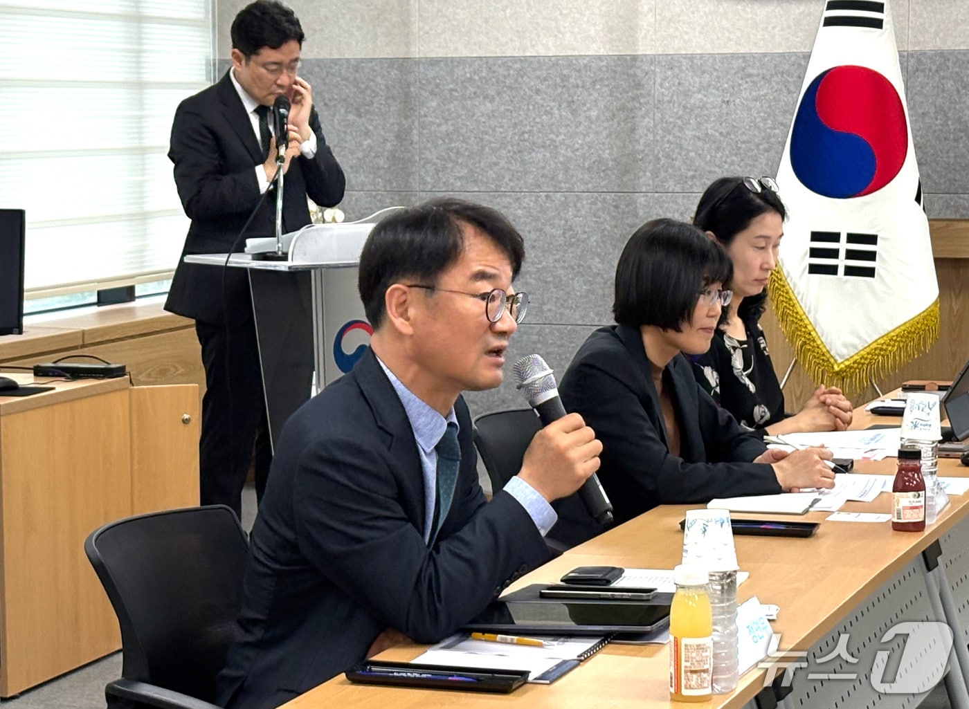 정연우 지식재산처 차장(맨 앞) 디자인 정책 간담회에서 인사말을 하고 있다.(지식재산처 제공.재판매 및 DB금지)/뉴스1