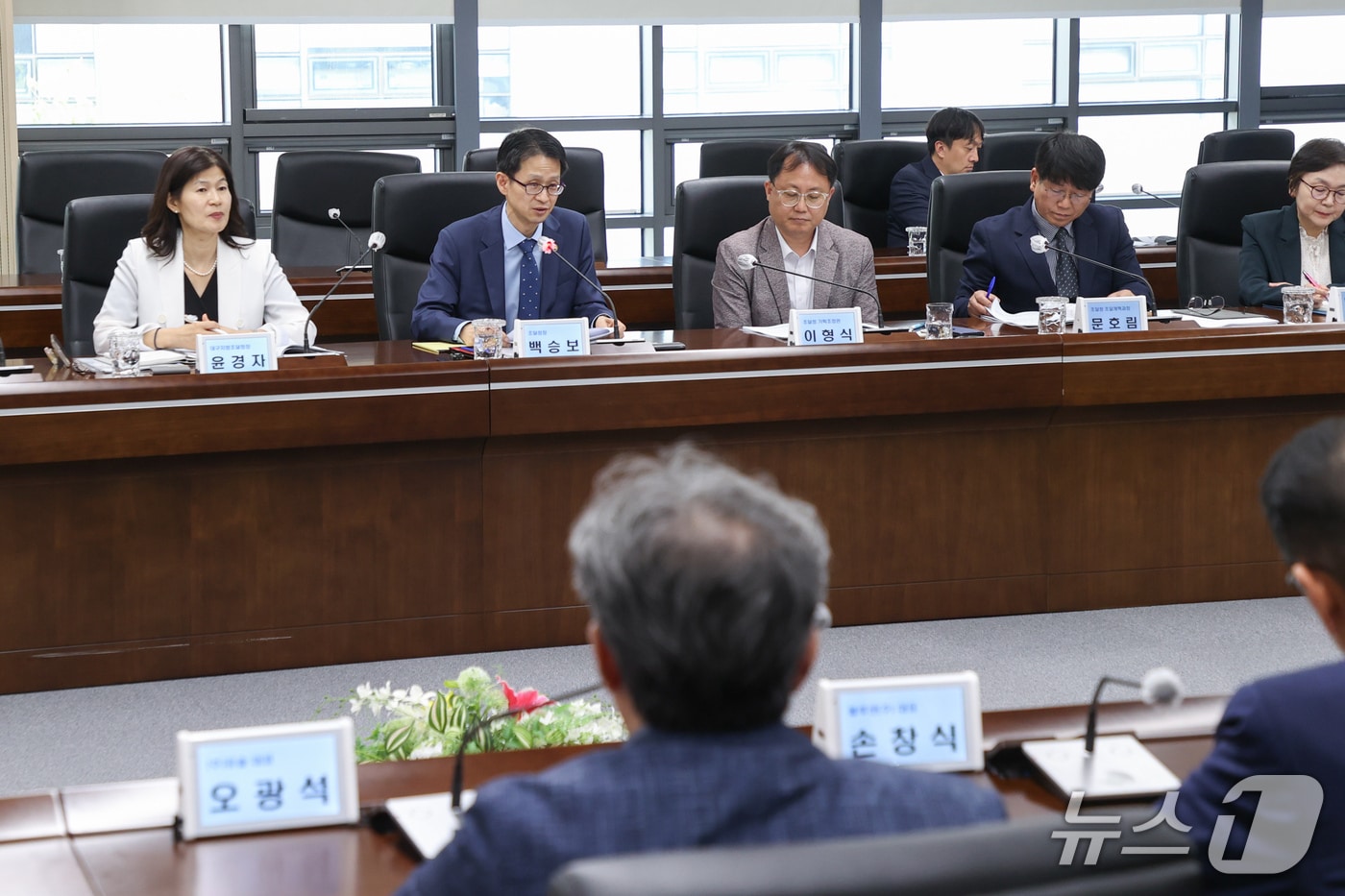 백승보 조달청장이 21일 대구 달성군에 위치한 국가물산업클러스터에서 열린 간담회에서 물 산업 경쟁력 강화와 글로벌 진출 방안에 대해 논의하고 있다. (조달청 제공.재판매 및 DB금지)/뉴스1