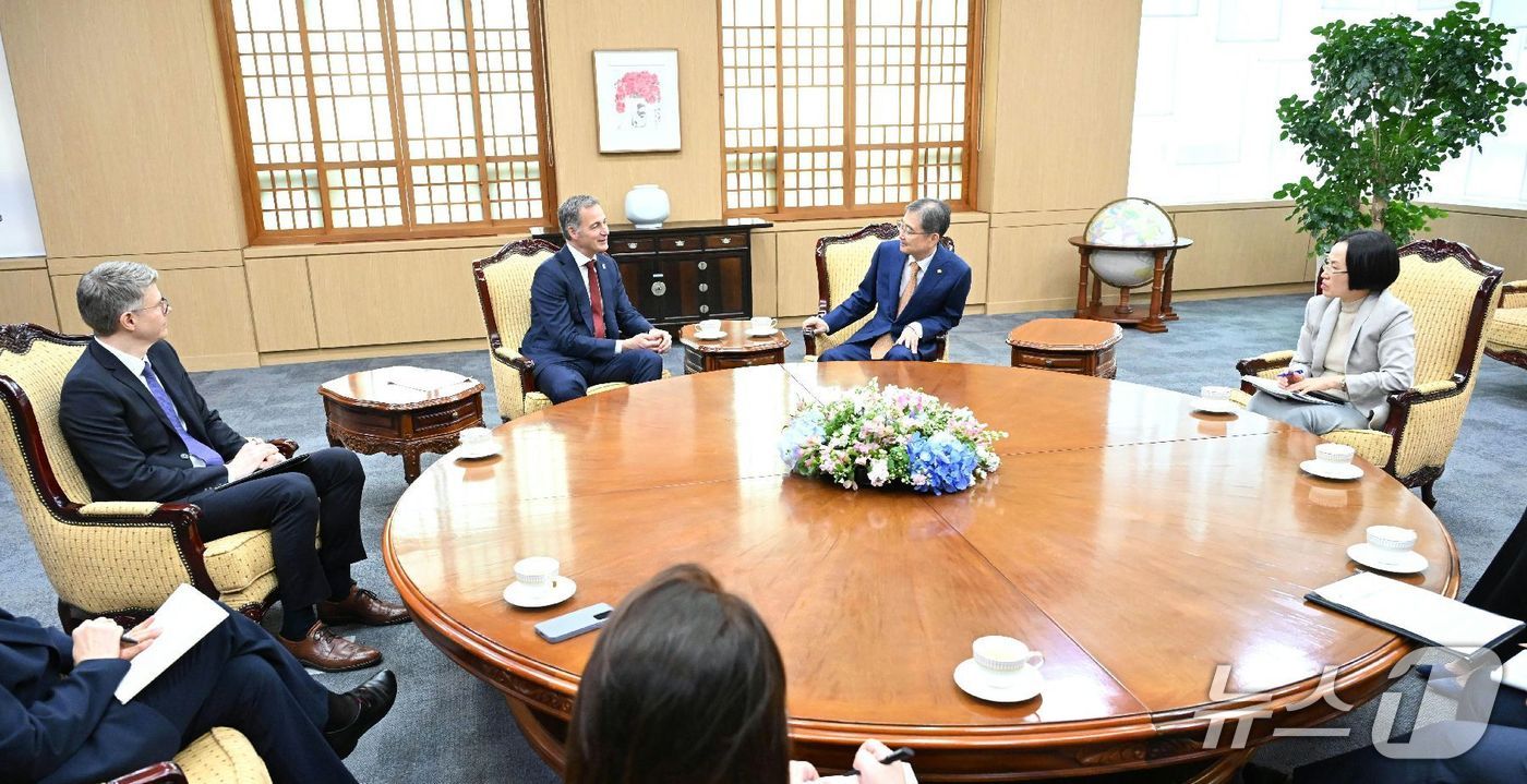 21일 오후 서울 종로구 외교부 청사에서 조현 외교부 장관과 알렉산더 더크루 유엔개발계획(UNDP) 총재가 접견하는 모습 (외교부 제공)